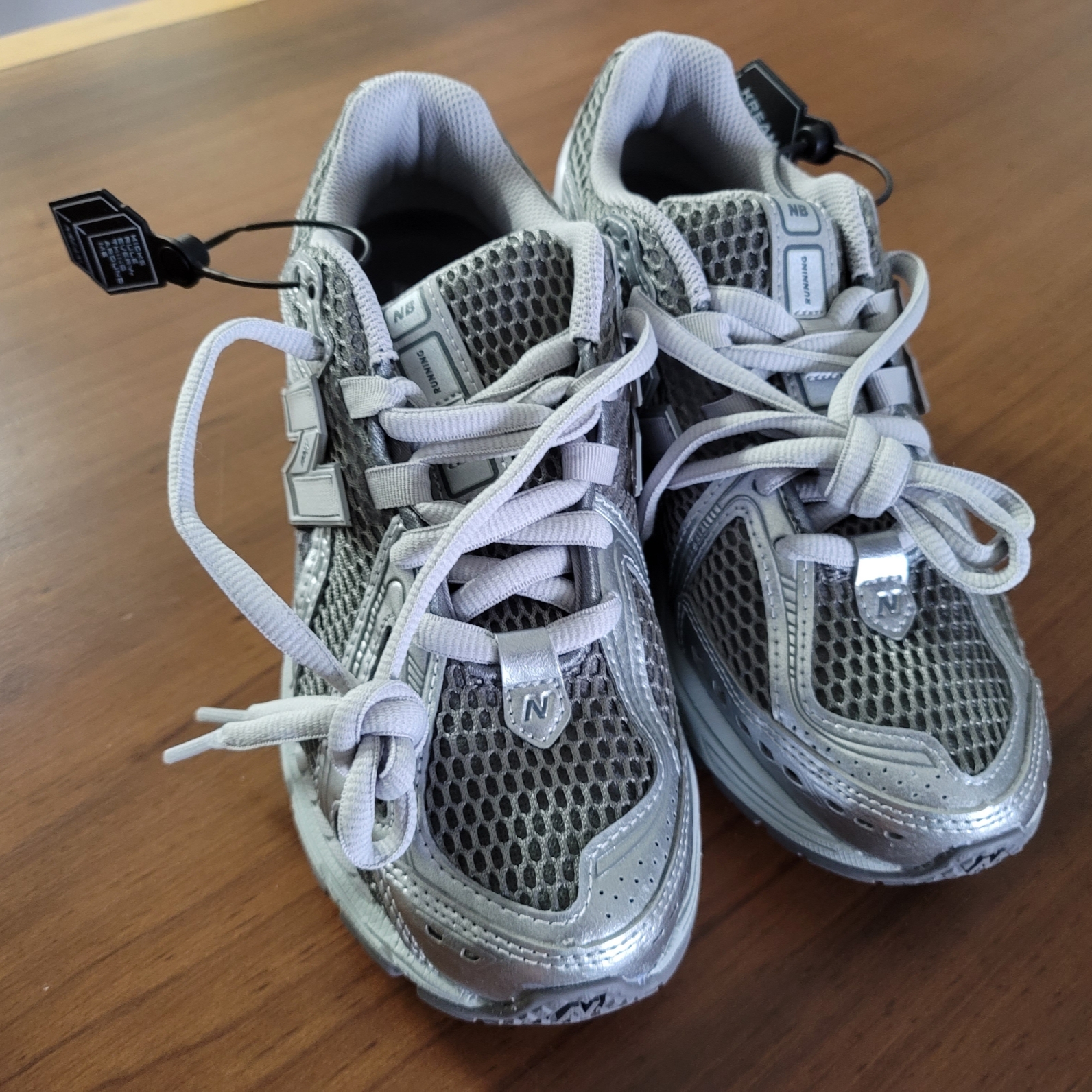 New Balance 1906R Harbor Grey Silver Metalic 착용 스타일 - 1