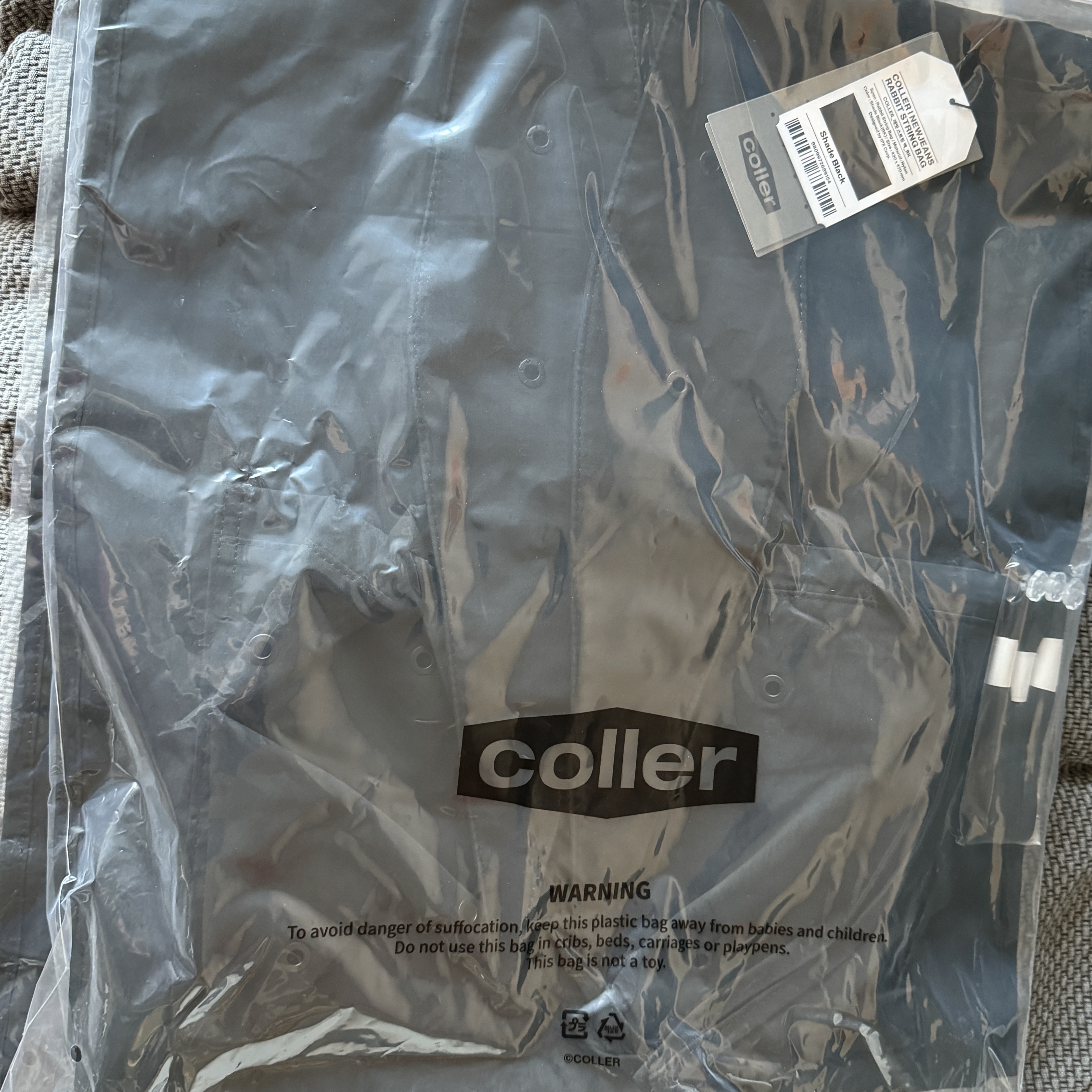 NewJeans x Coller Rabbit String Bag Shade Black 착용 스타일