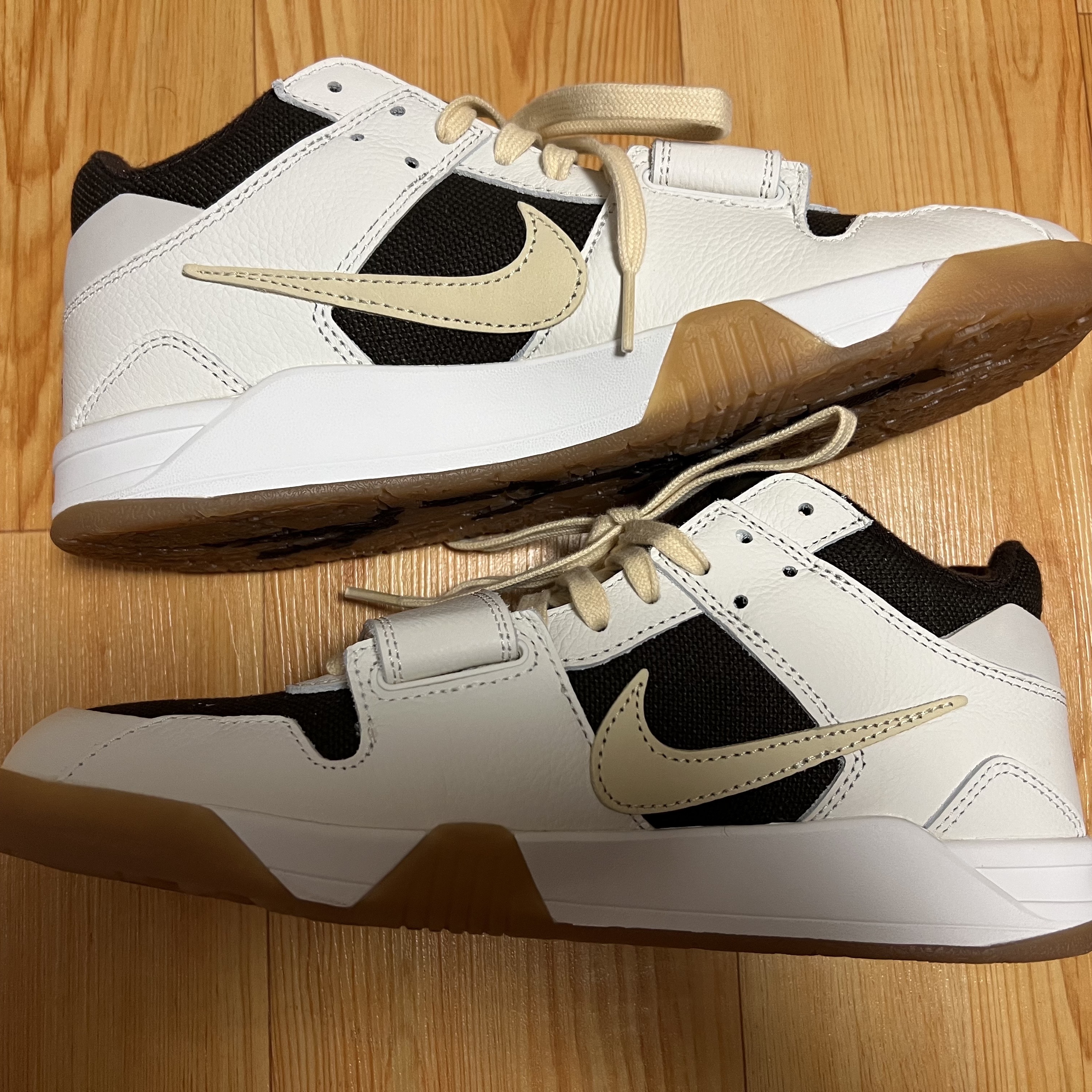 Jordan x Travis Scott Jumpman Jack TR Sail and Dark Mocha 착용 스타일 - 4