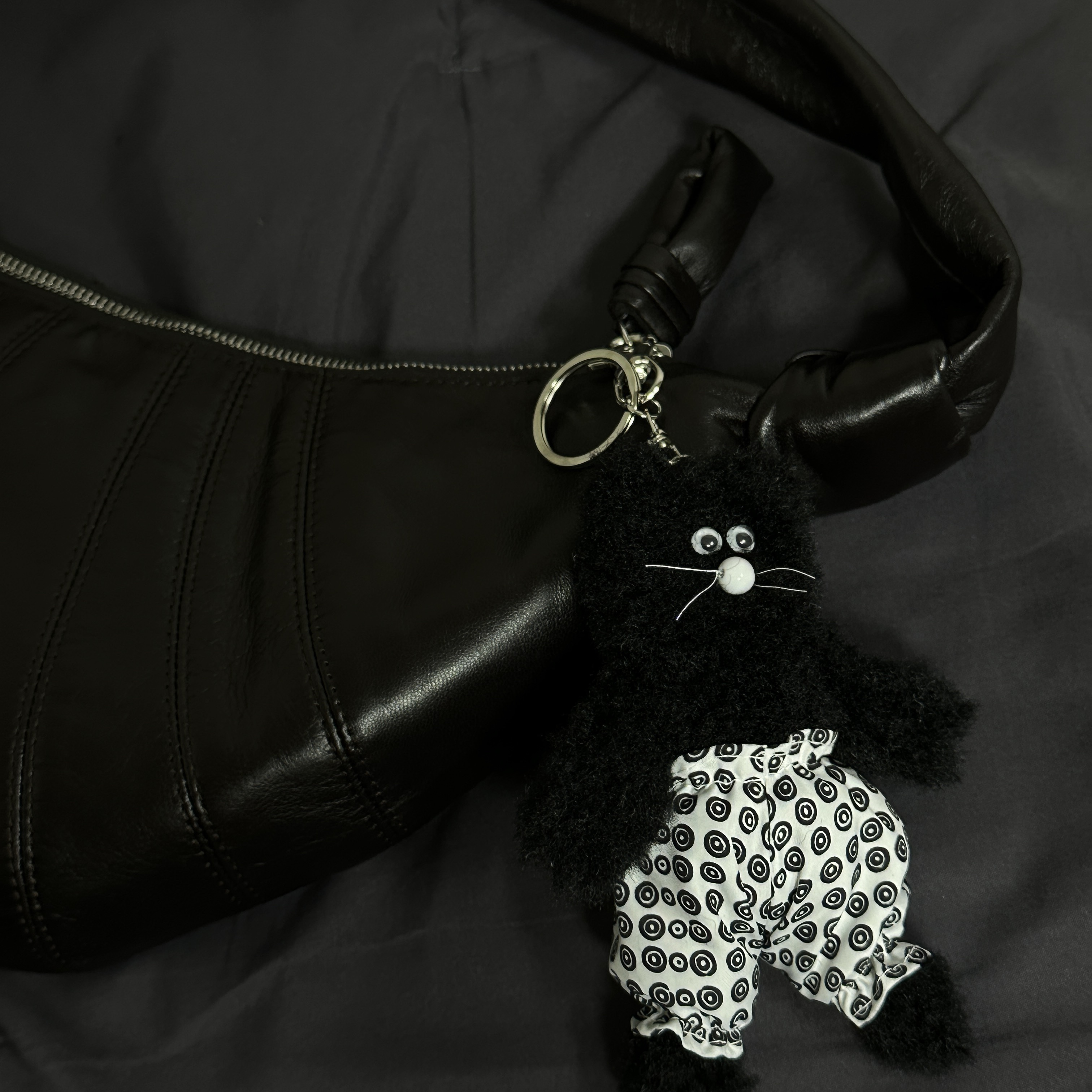 Lemaire Small Croissant Bag Soft Nappa Leather Dark Chocolate, Monamhee x 10 Corso Como Bianco Keyring Black 착용 스타일 - 2