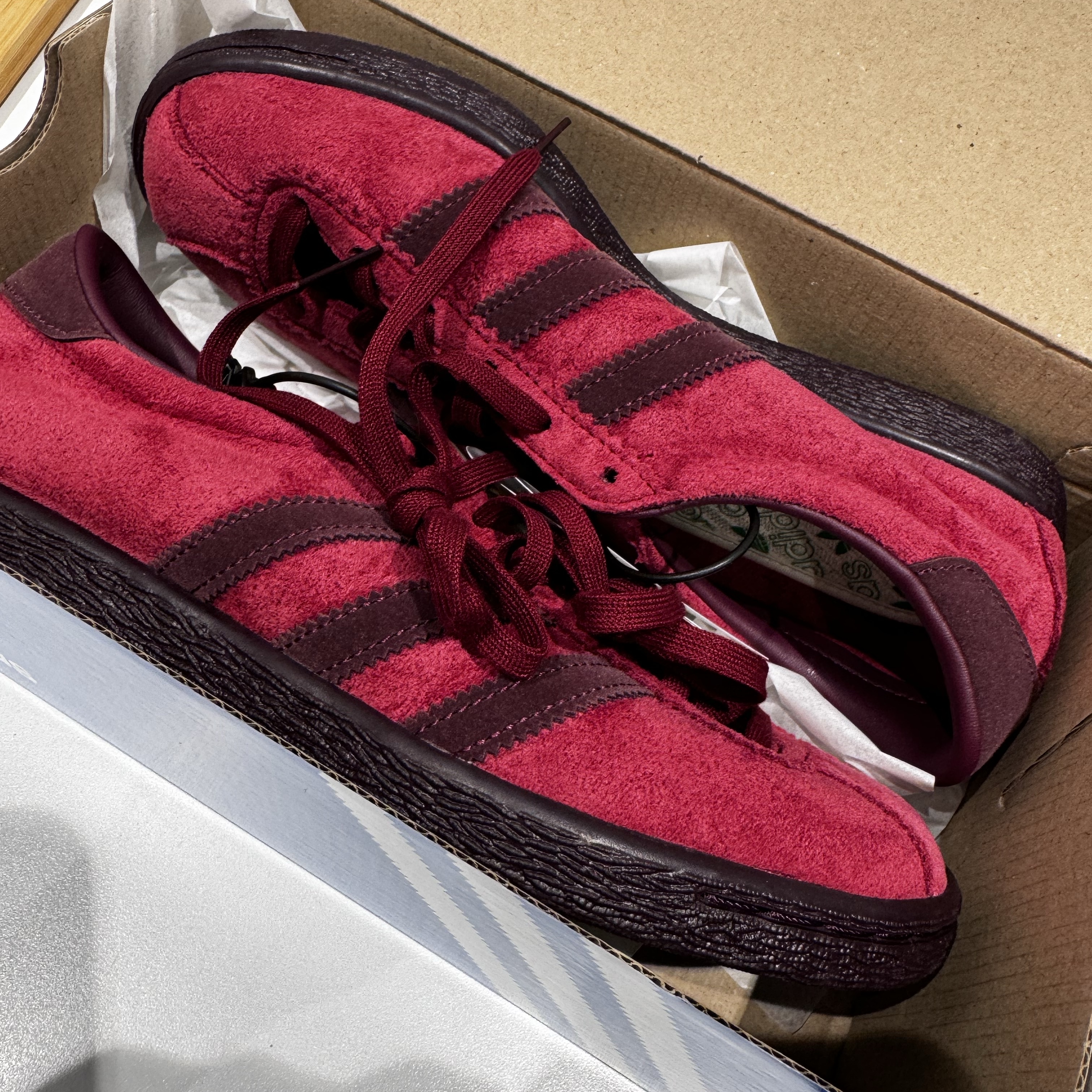 Adidas Tobacco Gruen Collegiate Burgundy 착용 스타일