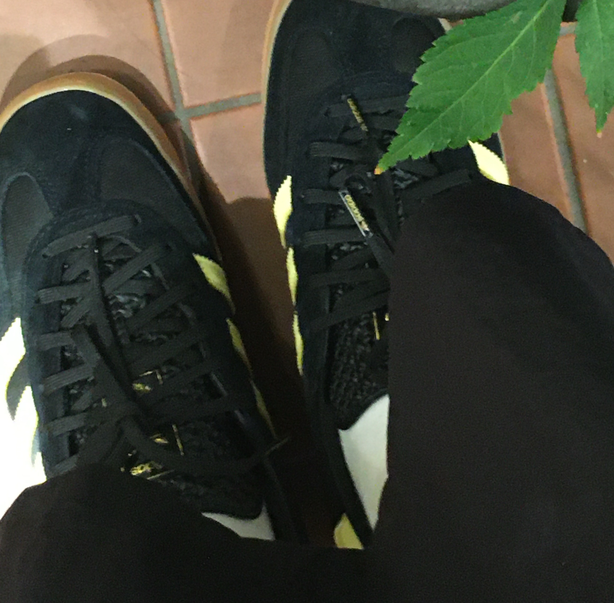 Adidas Gazelle Indoor Core Black Almost Yellow Gum 착용 스타일