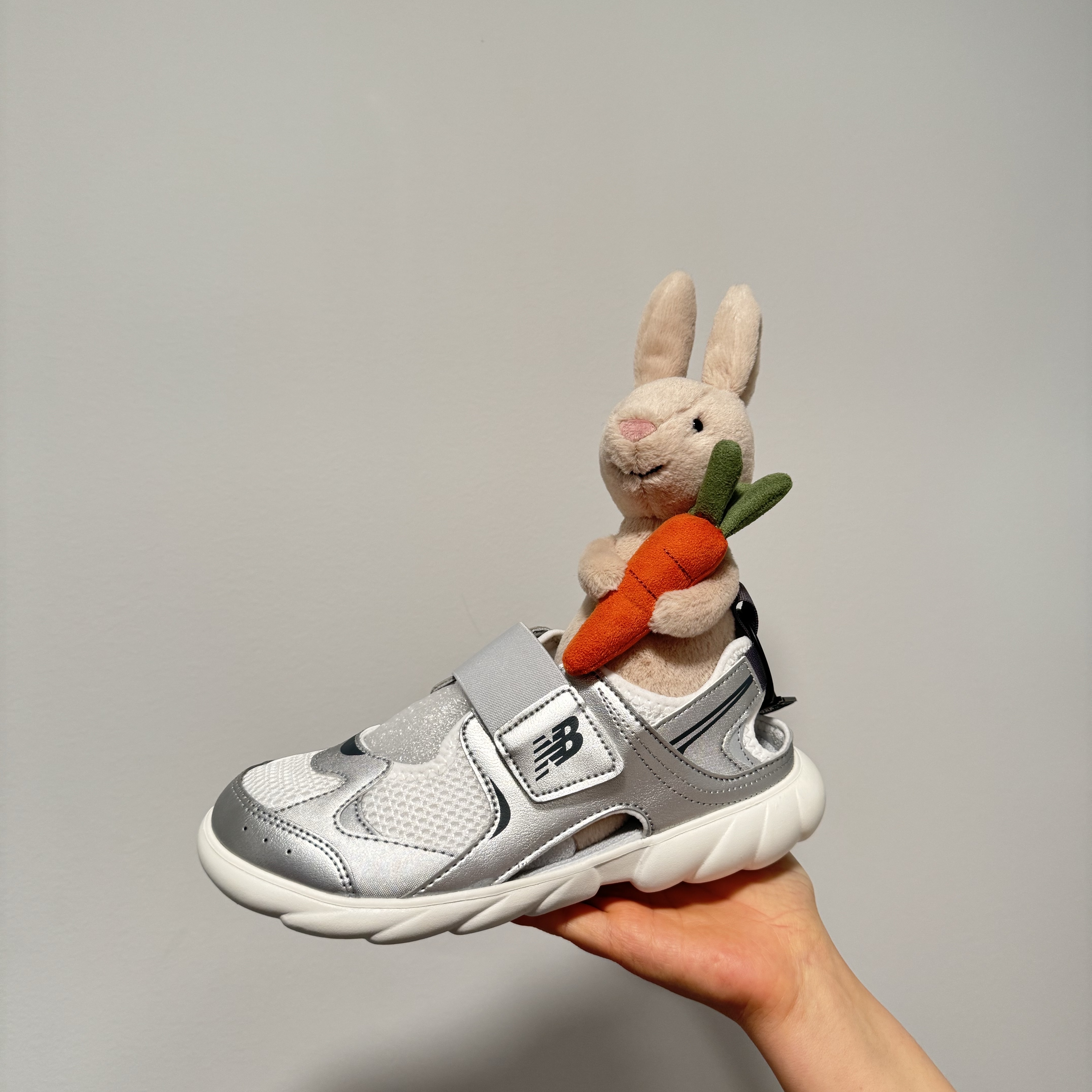 (Kids) New Balance Freedle 920 Sandal Silver 착용 스타일