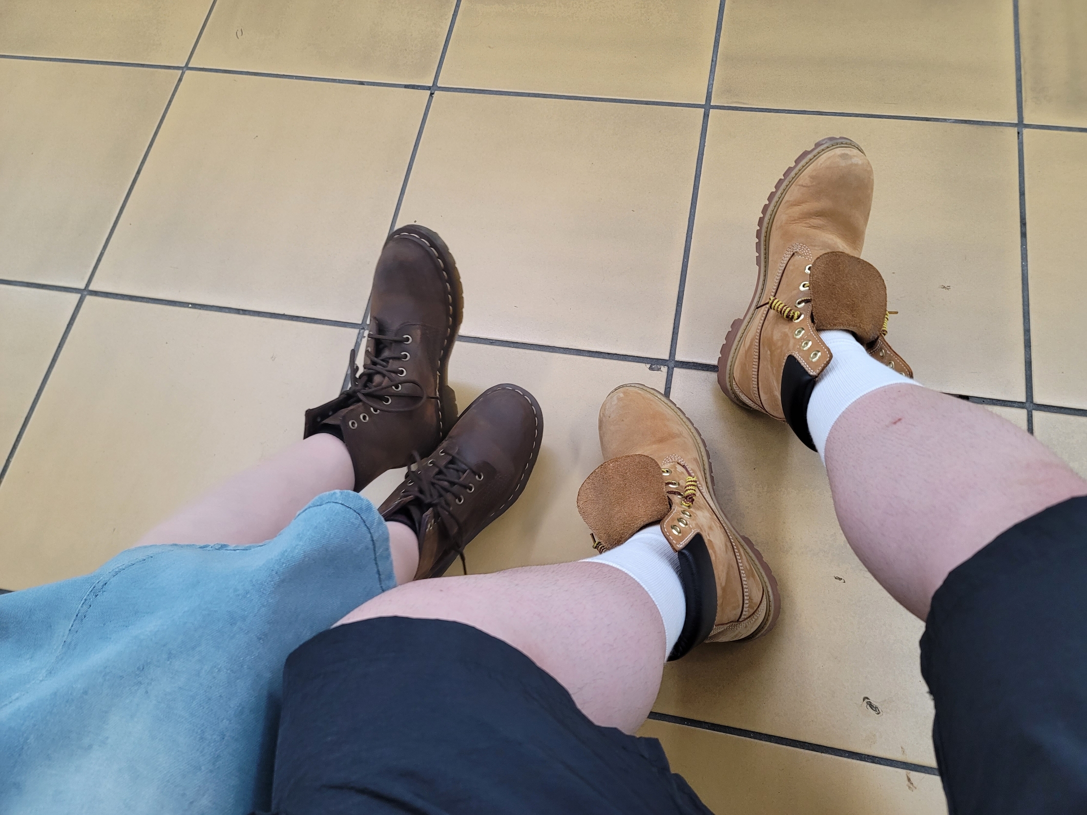 Dr. Martens 1460 Crazy Horse Brown, Timberland Premium 6 inch Waterproof Boot Wheat Nubuck - Wide 착용 스타일