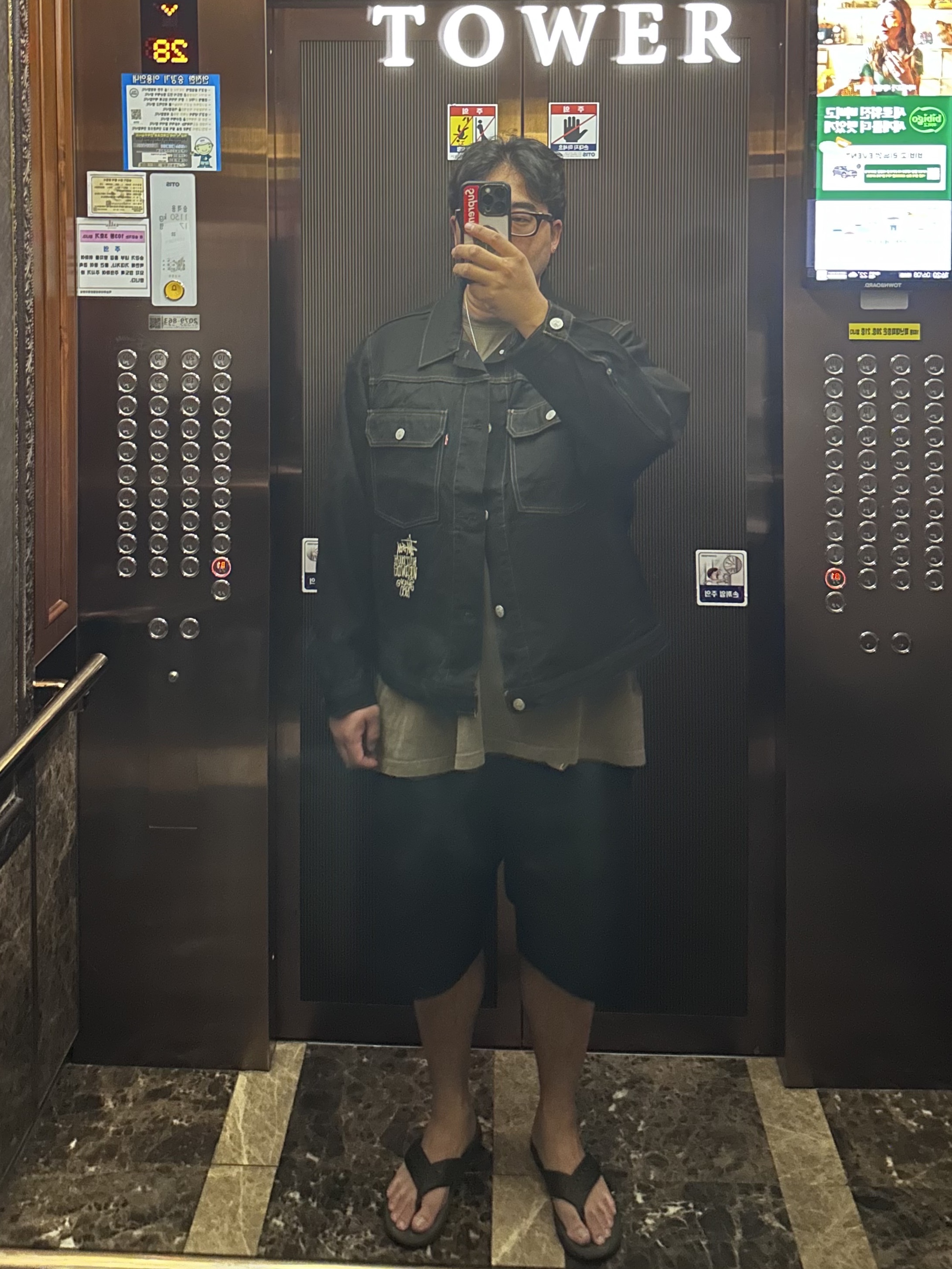 Stussy x Levi's Crispy Rinse Trucker Jacket Black 착용 스타일 - 1