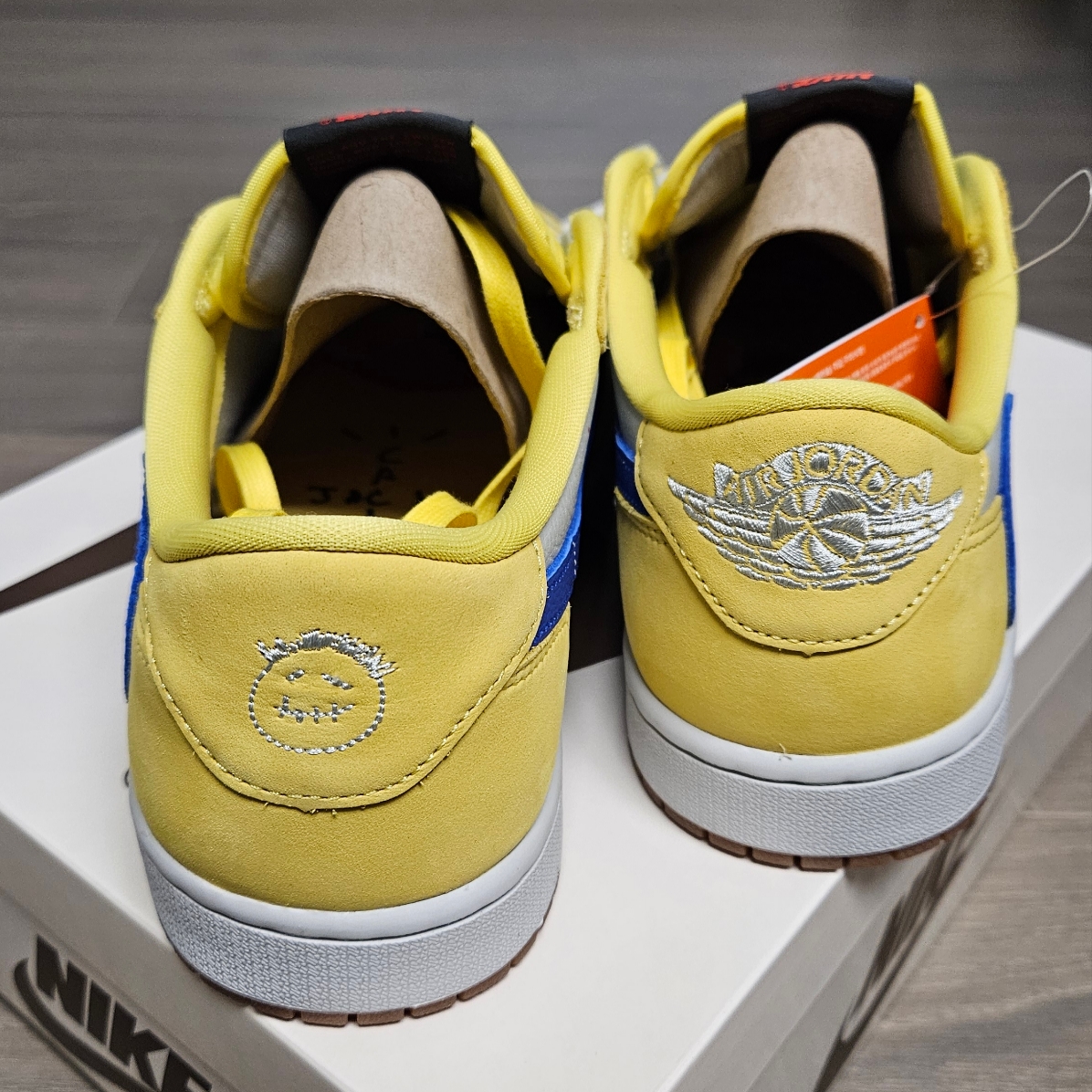(W) Jordan 1 x Travis Scott Retro Low OG SP Canary 착용 스타일 - 4