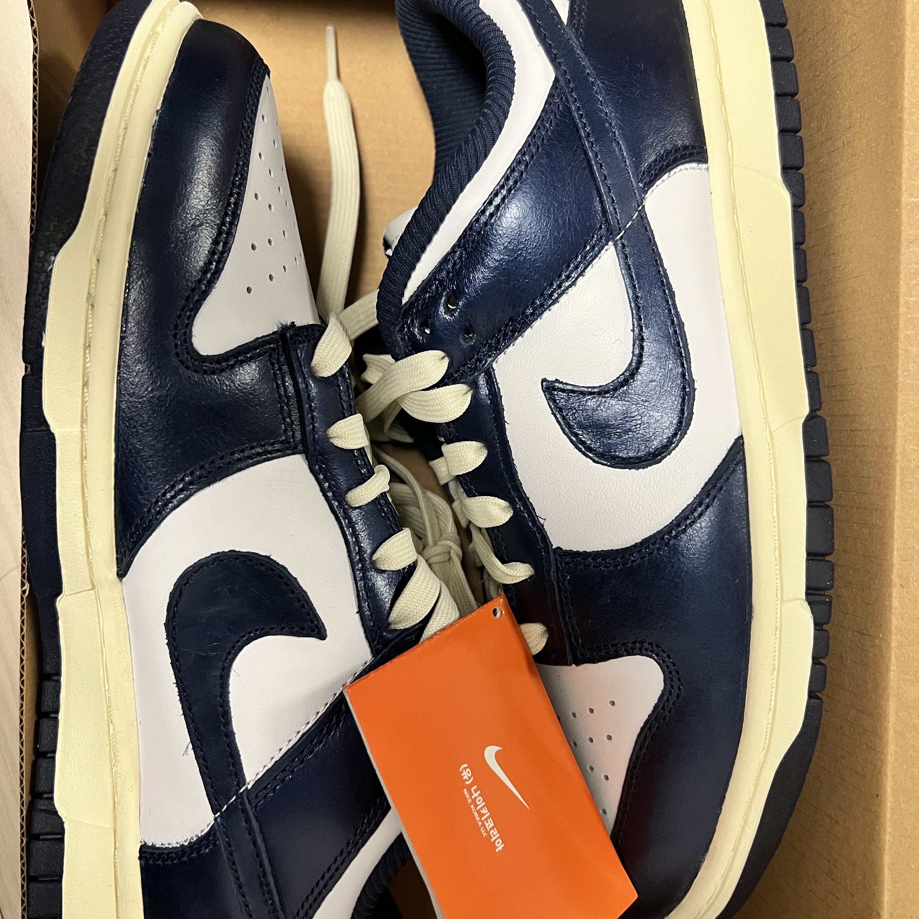 (W) Nike Dunk Low PRM Midnight Navy and White 착용 스타일 - 1