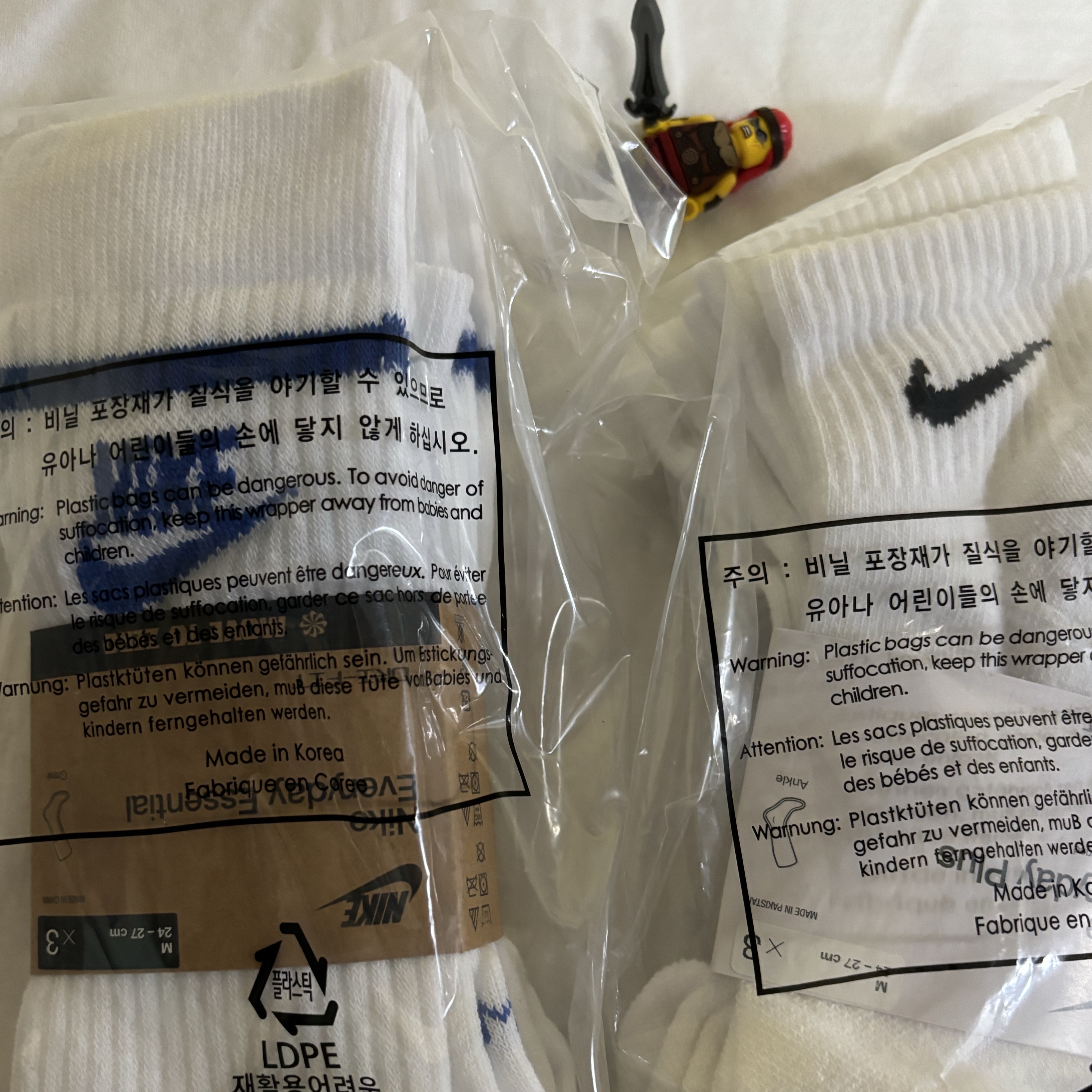 Nike NSW Everyday Essential Crew Socks White Game Royal (3 Pack/Korean Ver.), Nike Everyday Lightweight Training Ankle Socks White Black (3 Pack/Korean Ver.) 착용 스타일