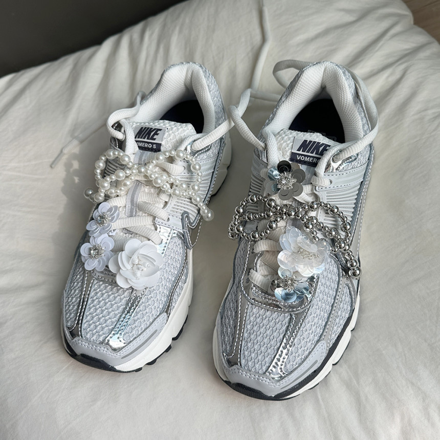 (W) Nike Zoom Vomero 5 Photon Dust and Metallic Silver 착용 스타일 - 2