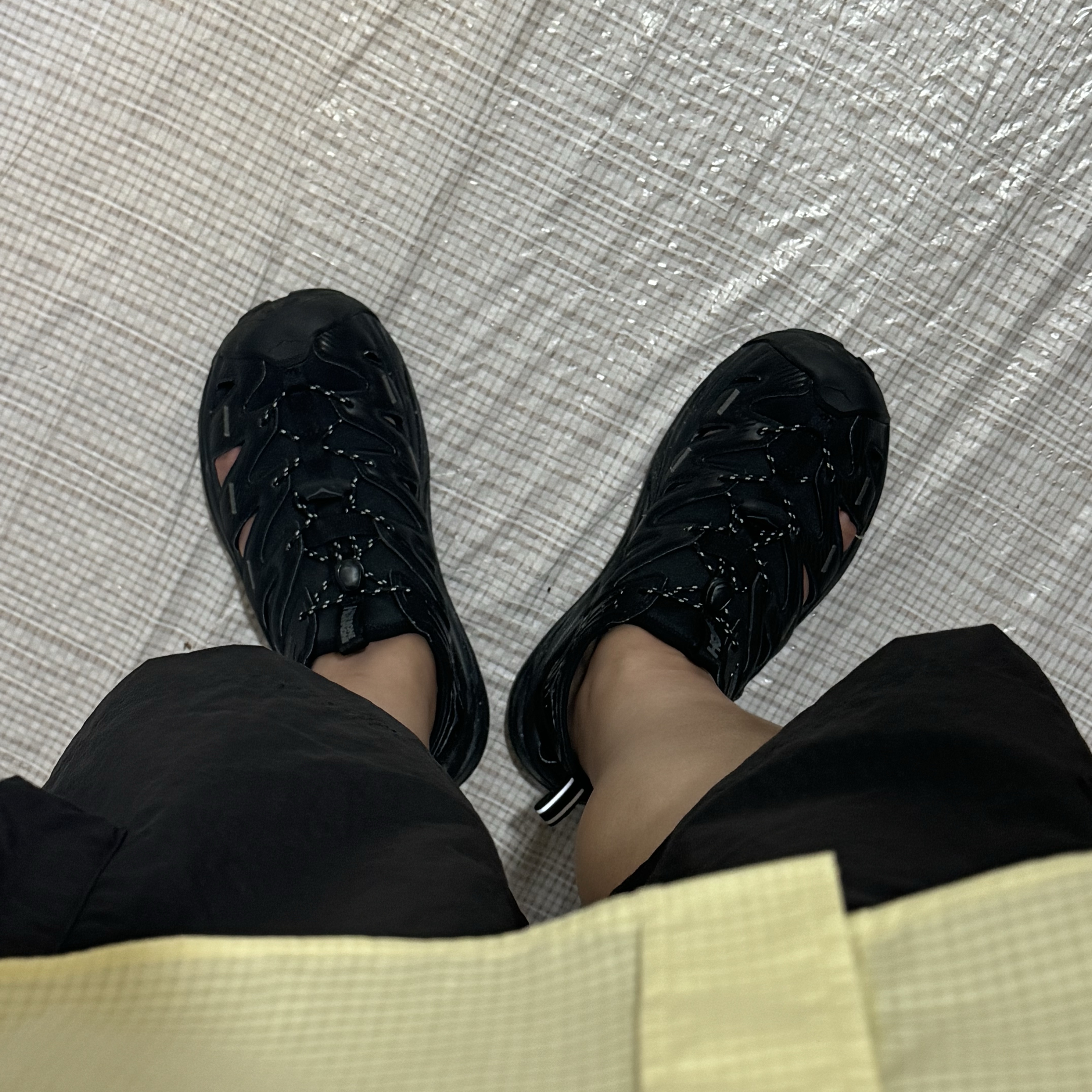 Hoka Hopara Black Castle Rock 착용 스타일