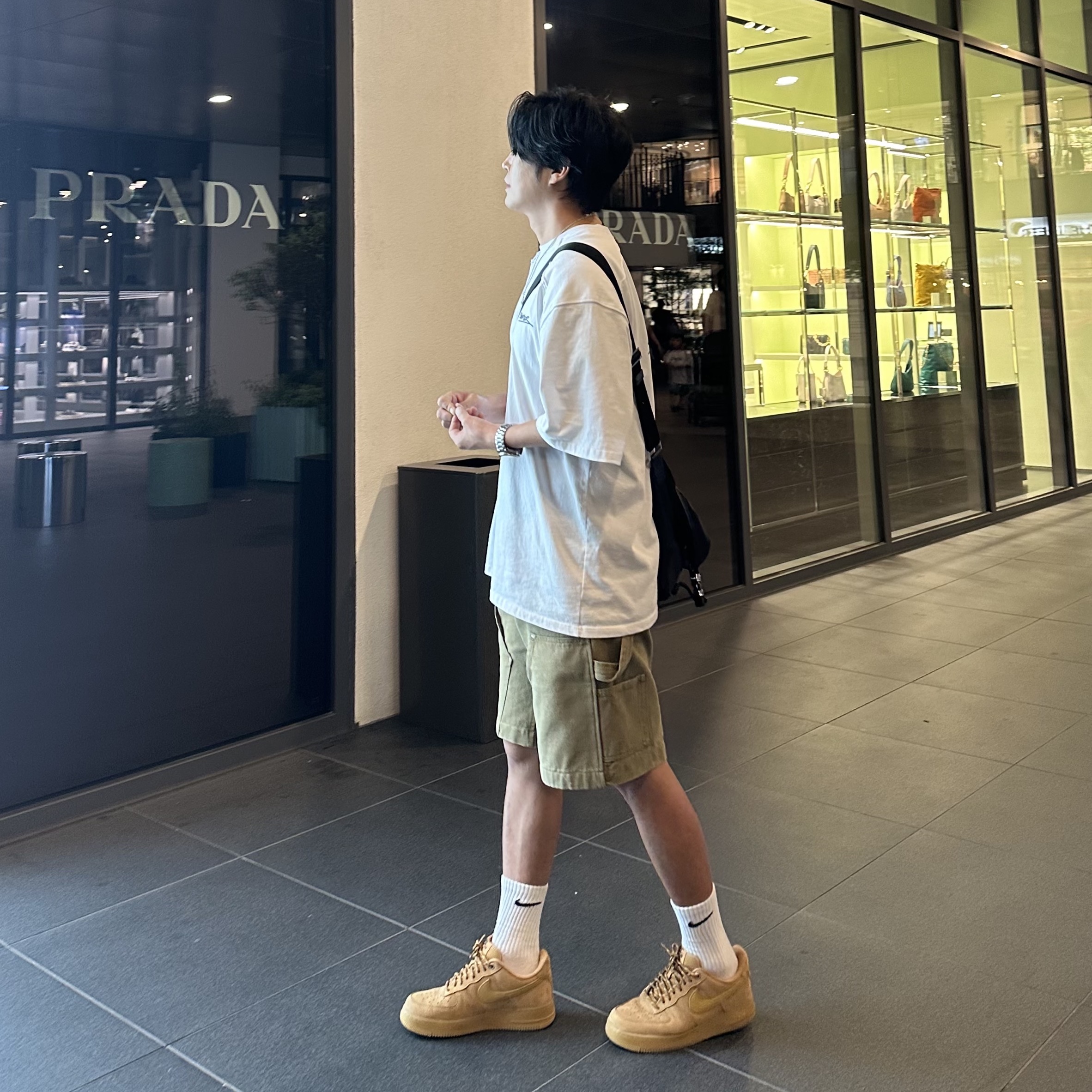 Nike Air Force 1 '07 WB Flax, Prada Re-Nylon Shoulder Bag Black 착용 스타일