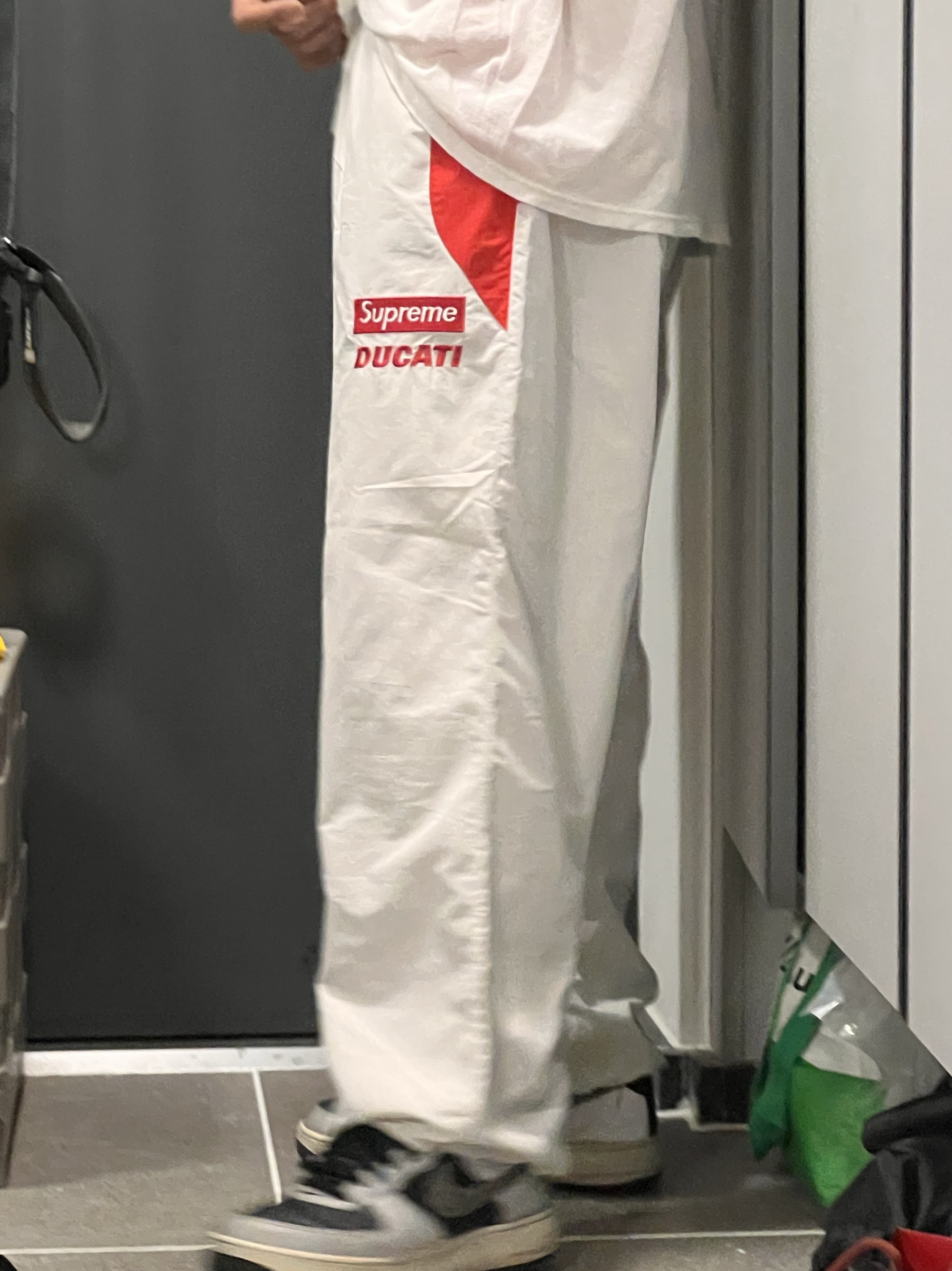Supreme x Ducati Track Pants Light Grey - 24SS 착용 스타일 - 2