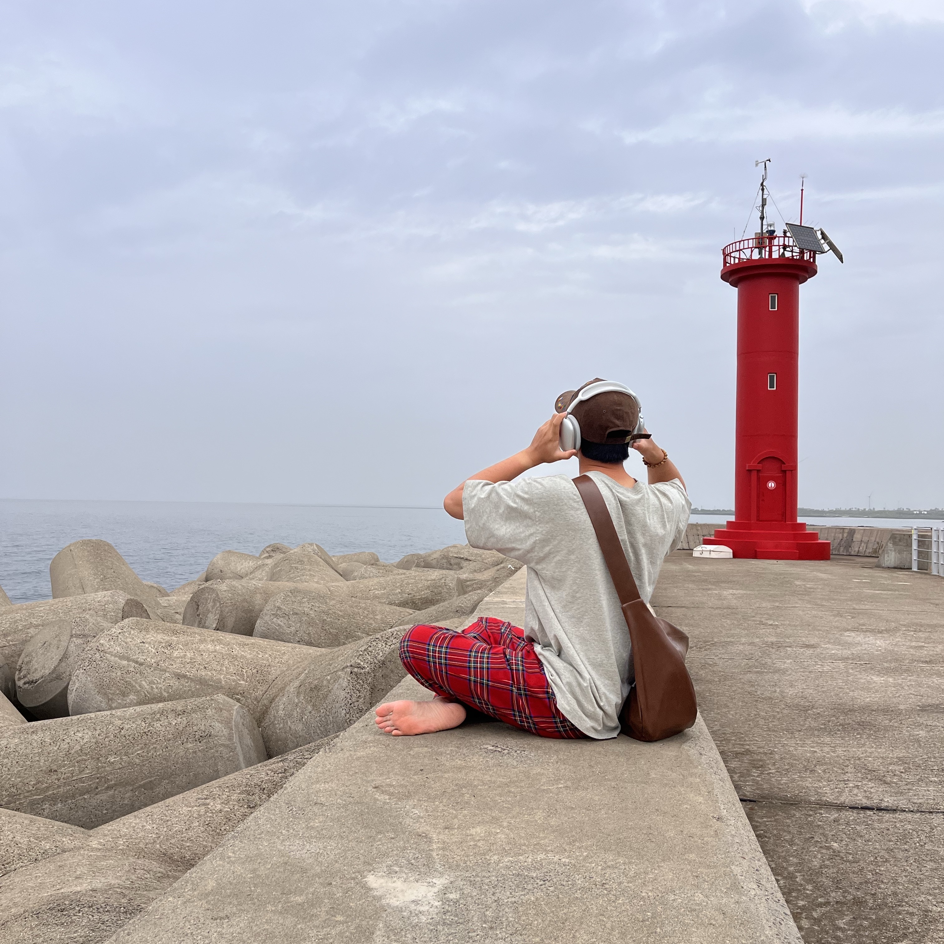 Apple AirPods Max Lightning Silver (Korean Ver.), The Museum Visitor x Jon Burgerman Hand Painted Pizza & Poch Corduroy Ball Cap Brown 착용 스타일 - 3