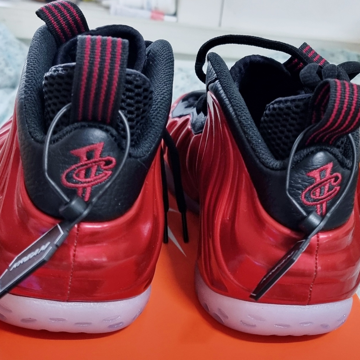 Nike Air Foamposite One Metallic Red 착용 스타일 - 3