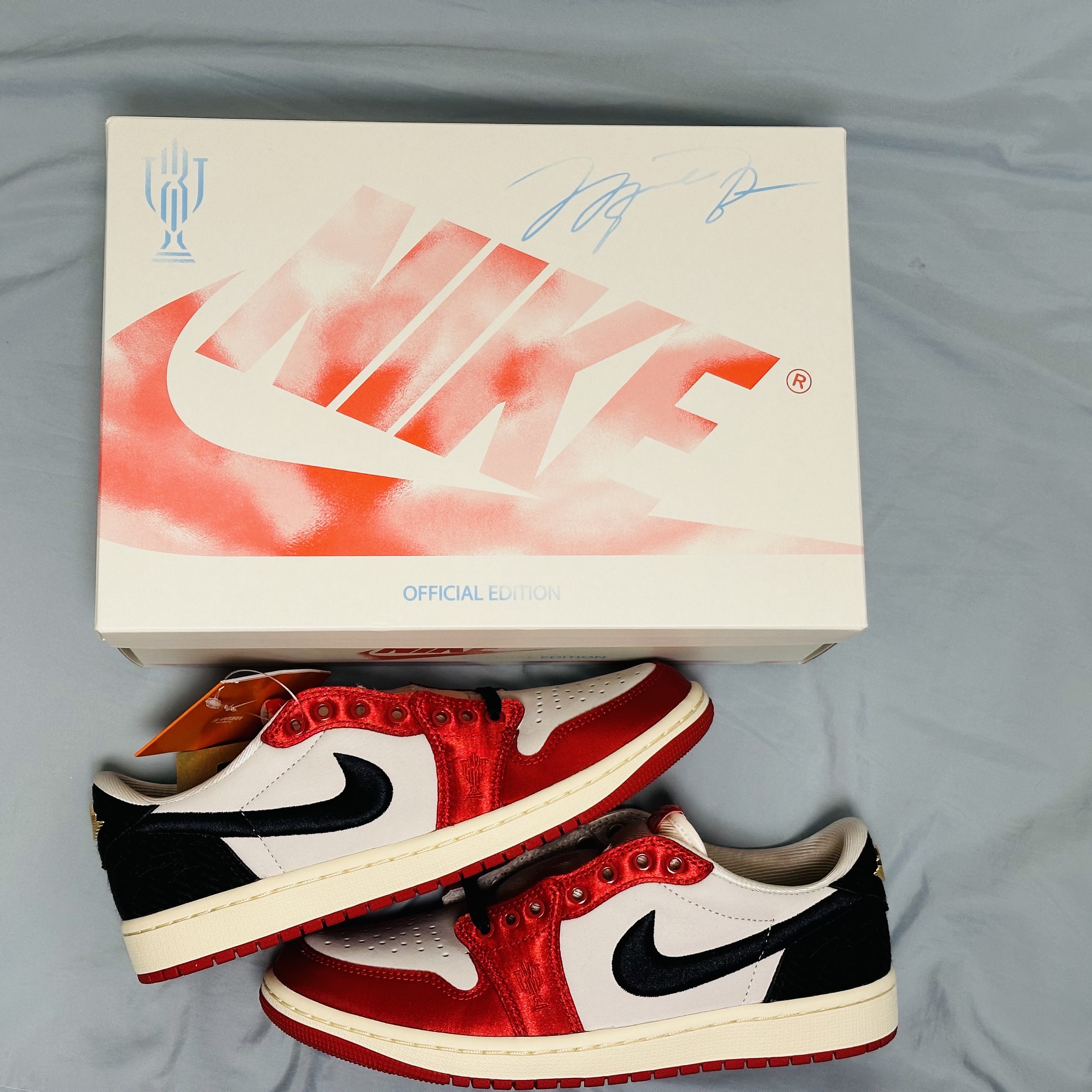 Jordan 1 x Trophy Room Retro Low OG SP Sail Varsity Red 착용 스타일 - 3