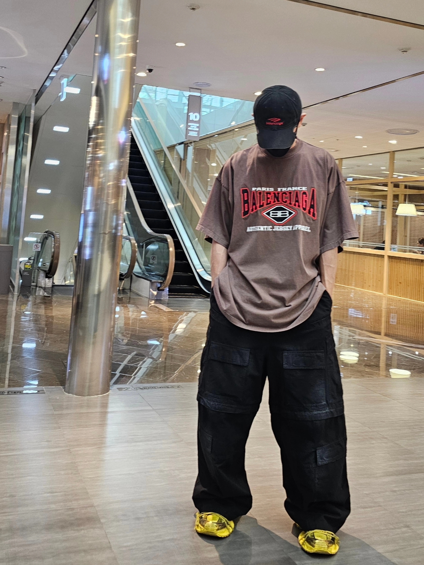 Balenciaga Large Cargo Pants Black, Balenciaga 3XL Sneakers Yellow Black 착용 스타일 - 6