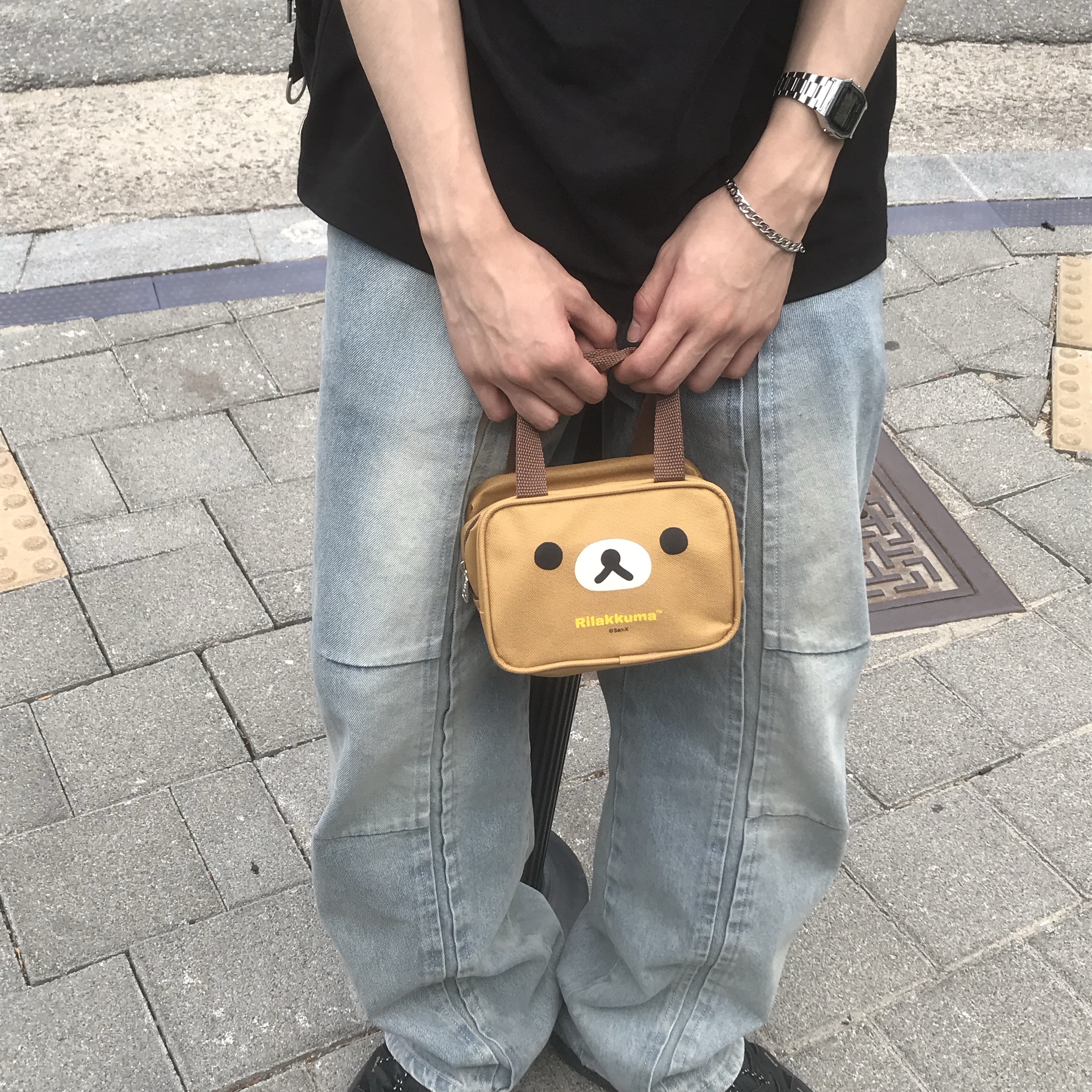 호카 호파라 블랙 캐슬 락, 스투시 8볼 피그먼트 다이드 티셔츠 블랙 착용 스타일 - 1