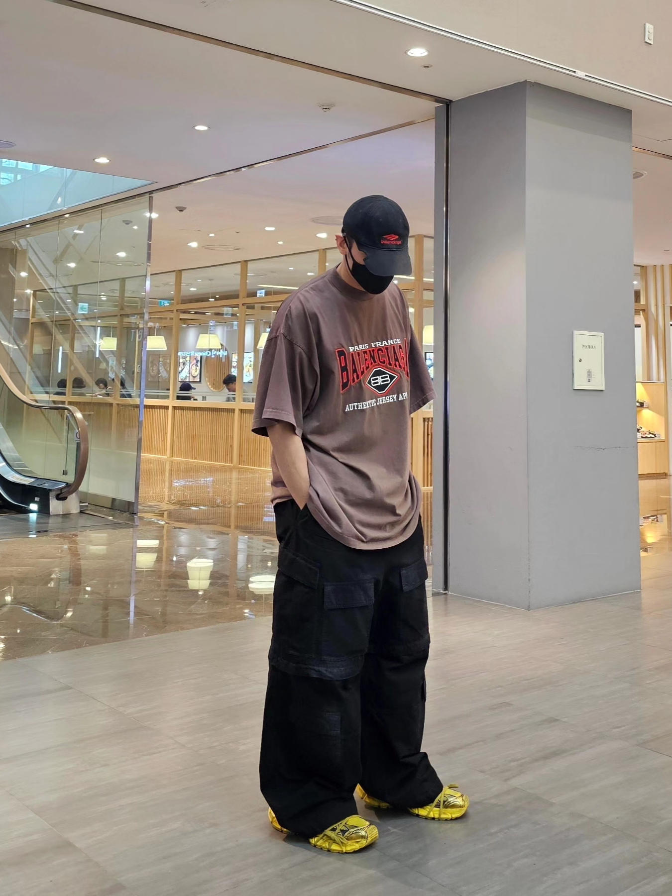 Balenciaga Large Cargo Pants Black, Balenciaga 3XL Sneakers Yellow Black 착용 스타일 - 1