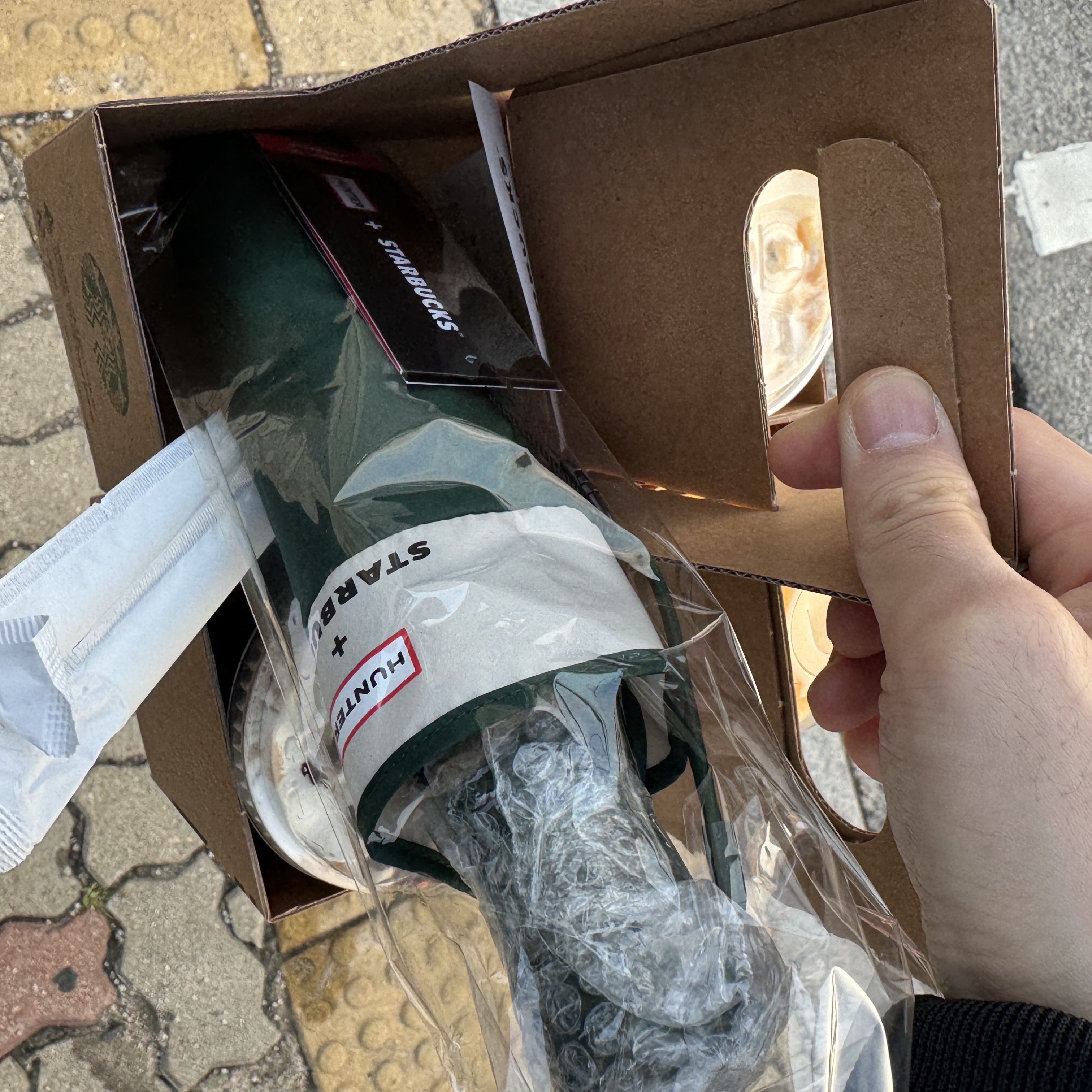Starbucks x Hunter Light Folding Umbrella Green 착용 스타일