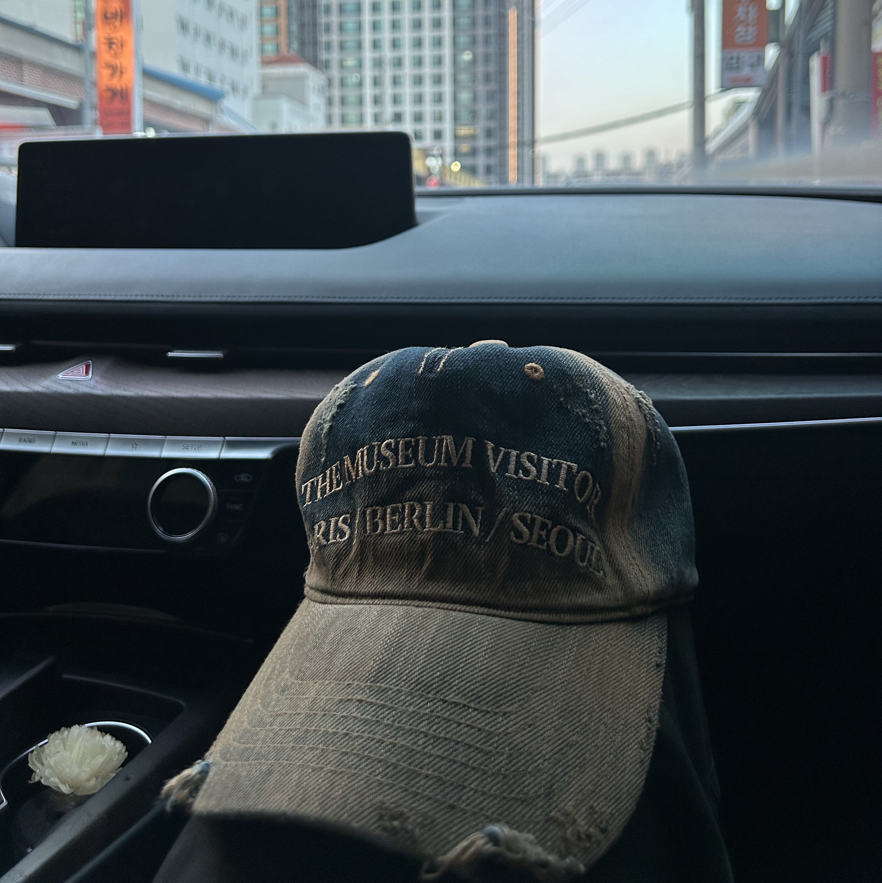 The Museum Visitor Washed Denim Ball Cap Yellow Blue 착용 스타일