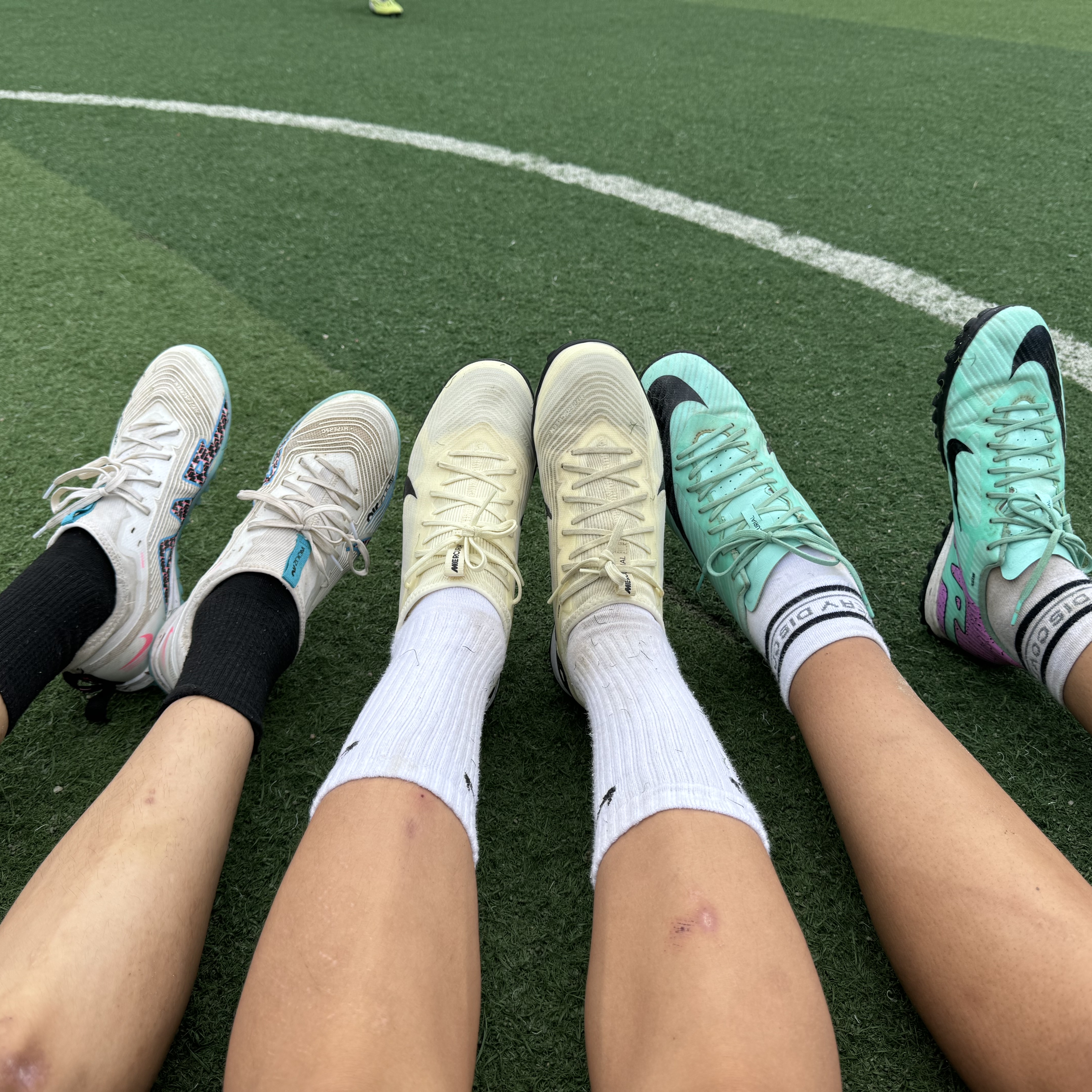 Nike Zoom Mercurial Vapor 15 Pro TF Lemonade Black, Nike Zoom Mercurial Vapor 15 Pro TF White Baltic Blue 착용 스타일