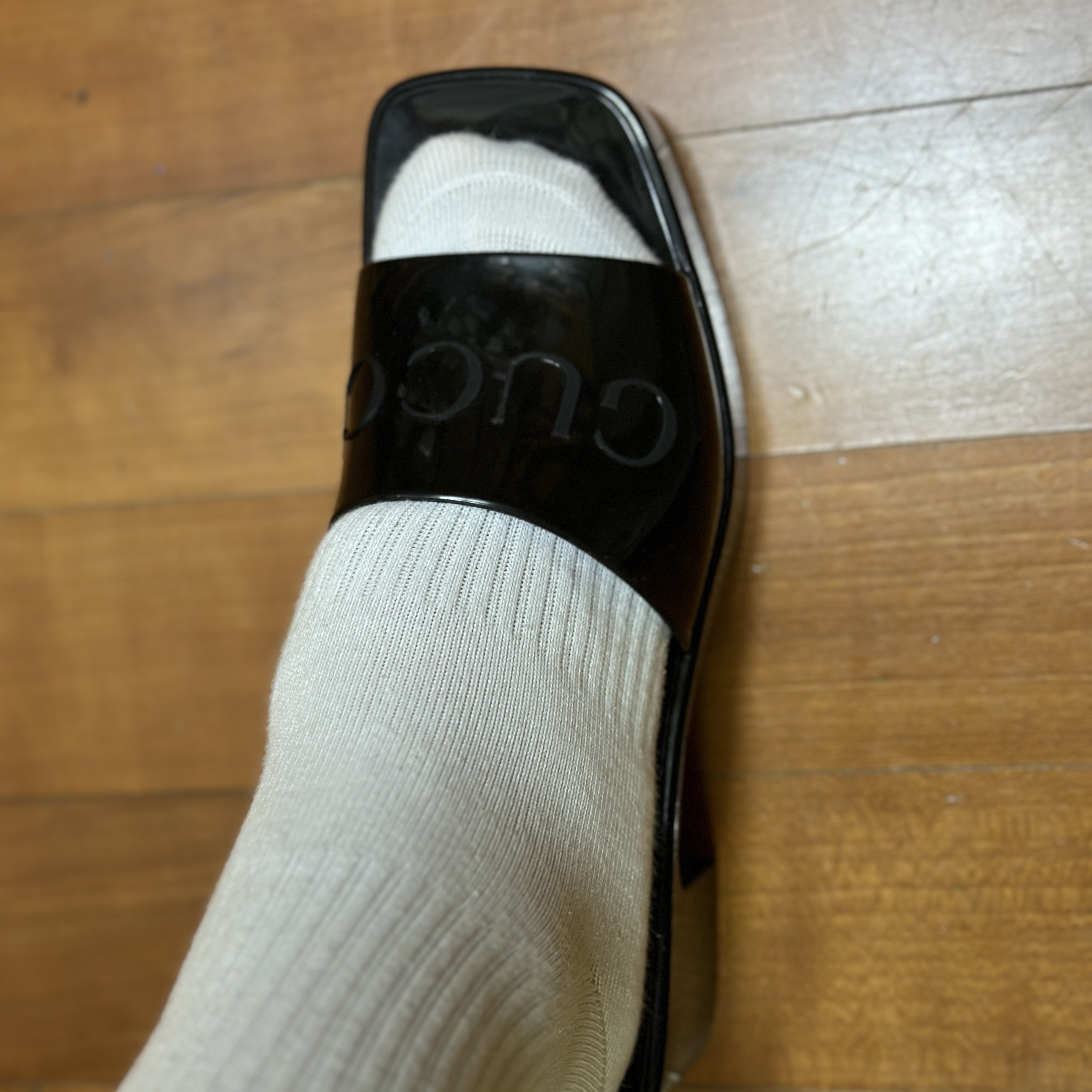 (W) Gucci Rubber Slide Sandal Black Rubber 착용 스타일 - 3