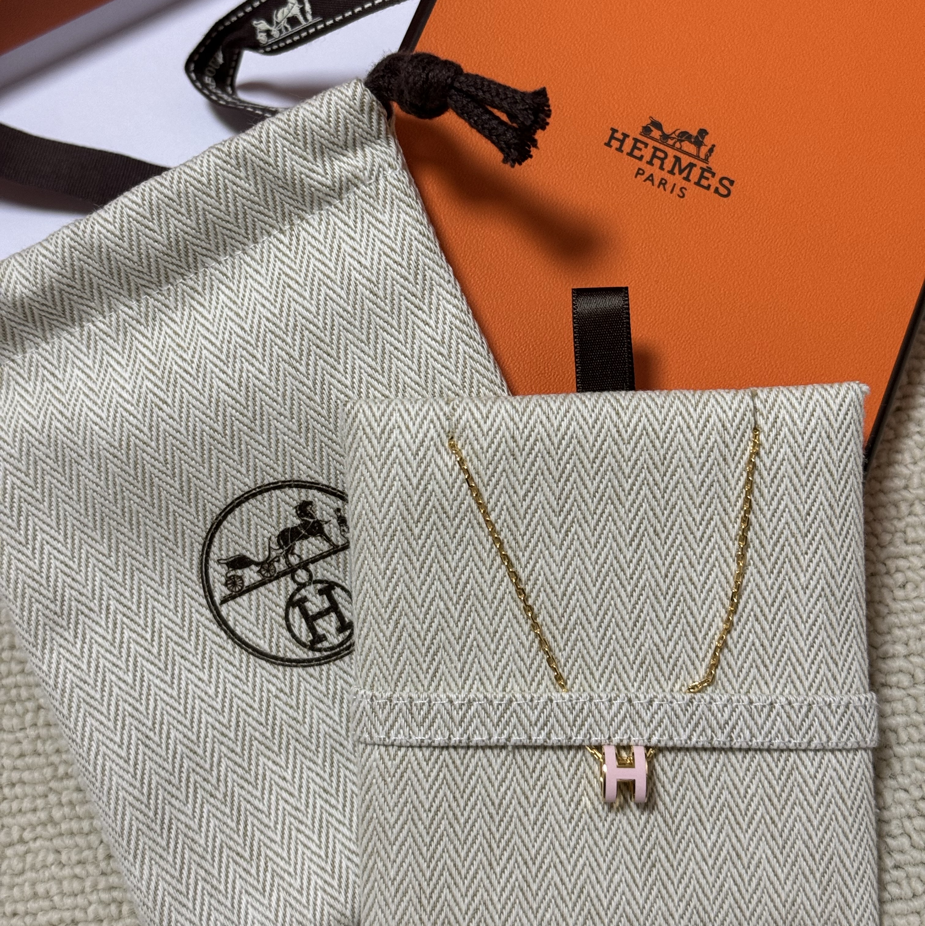 (W) Hermes Mini Pop H Pendant Gold & Rose Dragee 착용 스타일