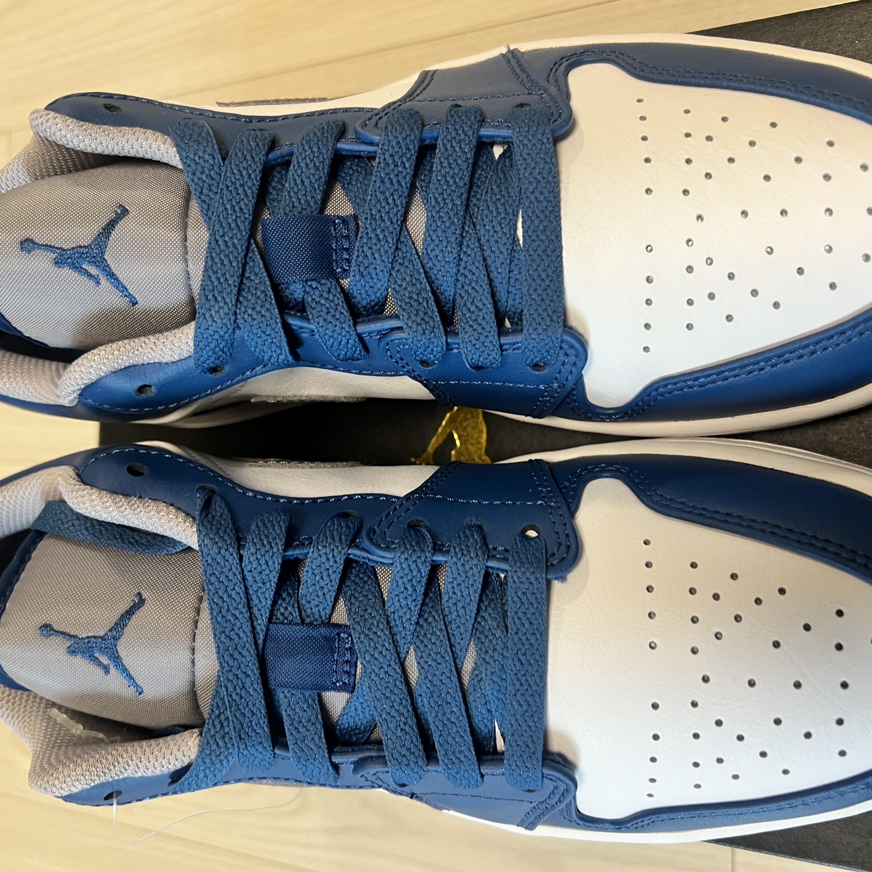 Jordan 1 Low True Blue Cement Grey 착용 스타일 - 1
