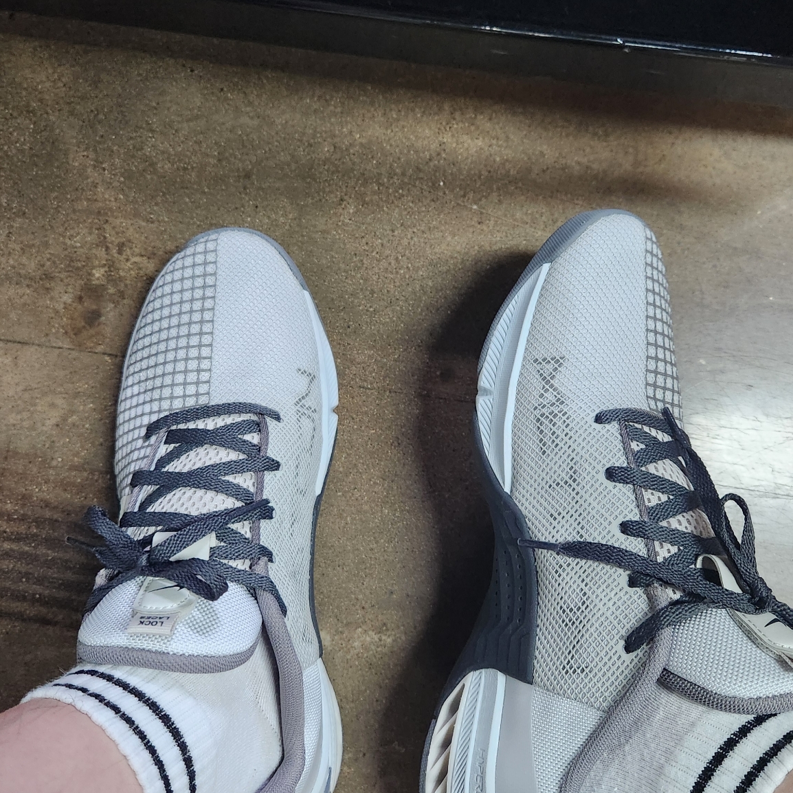 Nike Metcon 8 Photon Dust Light Bone 착용 스타일