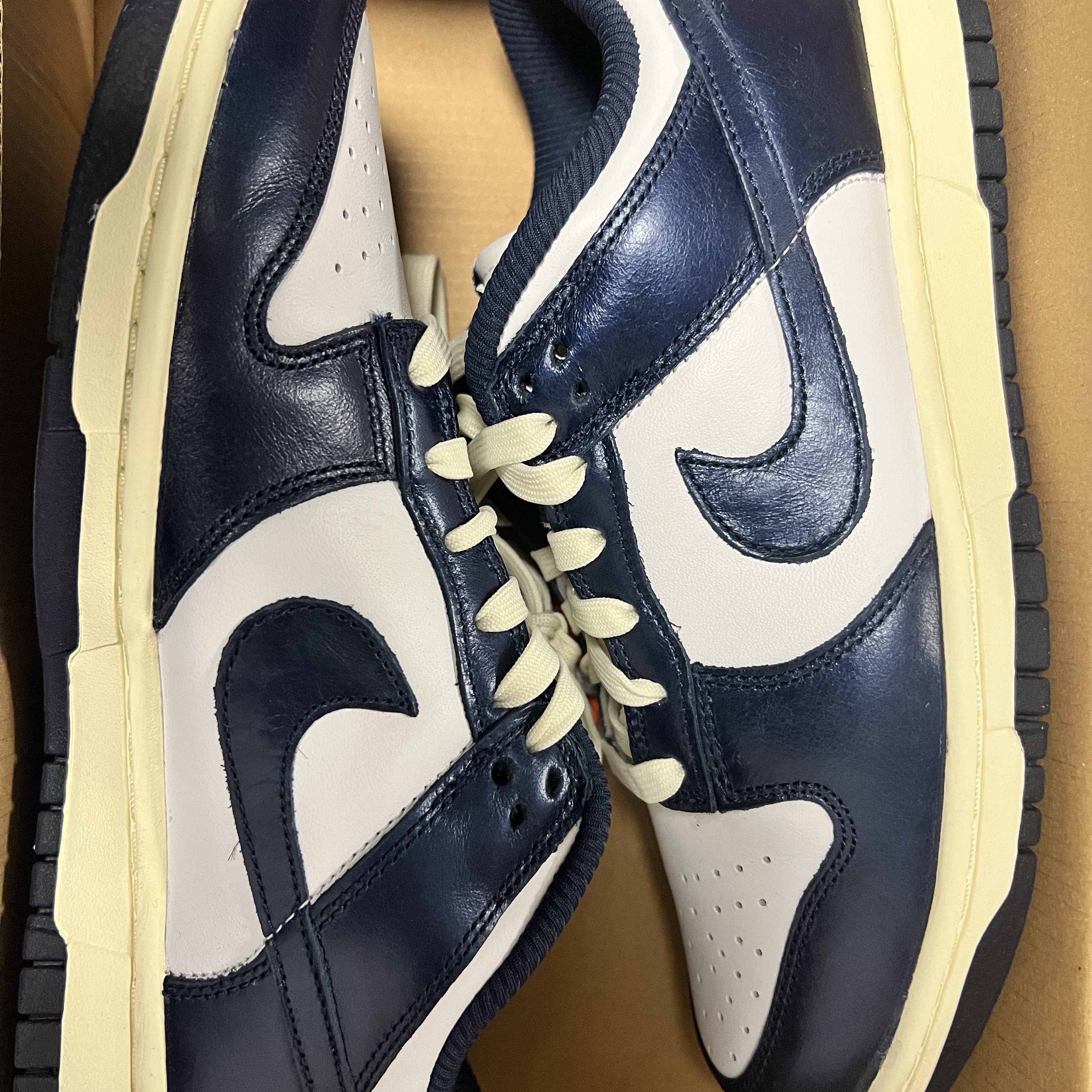 (W) Nike Dunk Low PRM Midnight Navy and White 착용 스타일 - 2