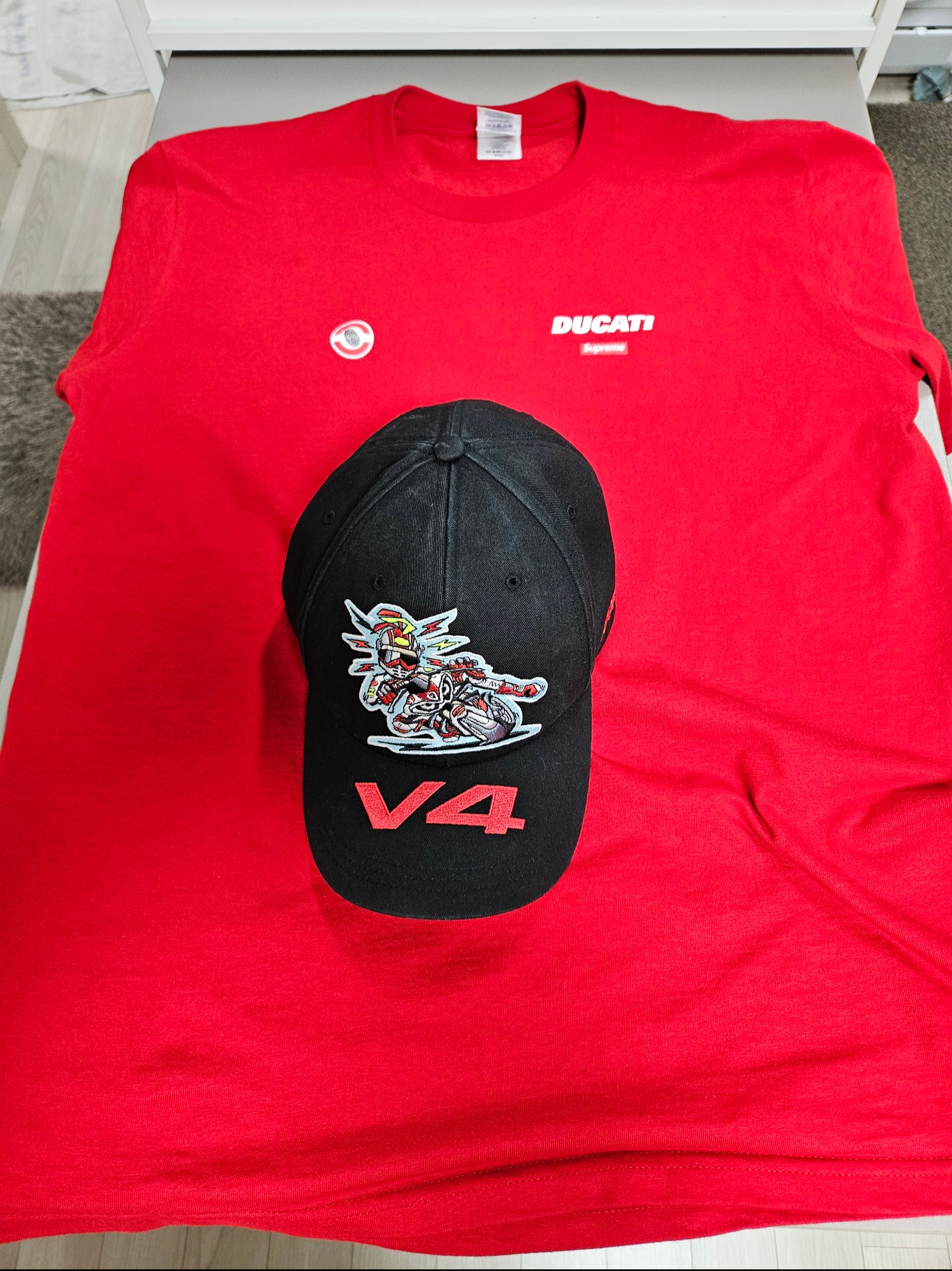 Supreme x Ducati 6-Panel Black - 24SS, Supreme x Ducati Logos T-Shirt Red - 24SS 착용 스타일 - 1