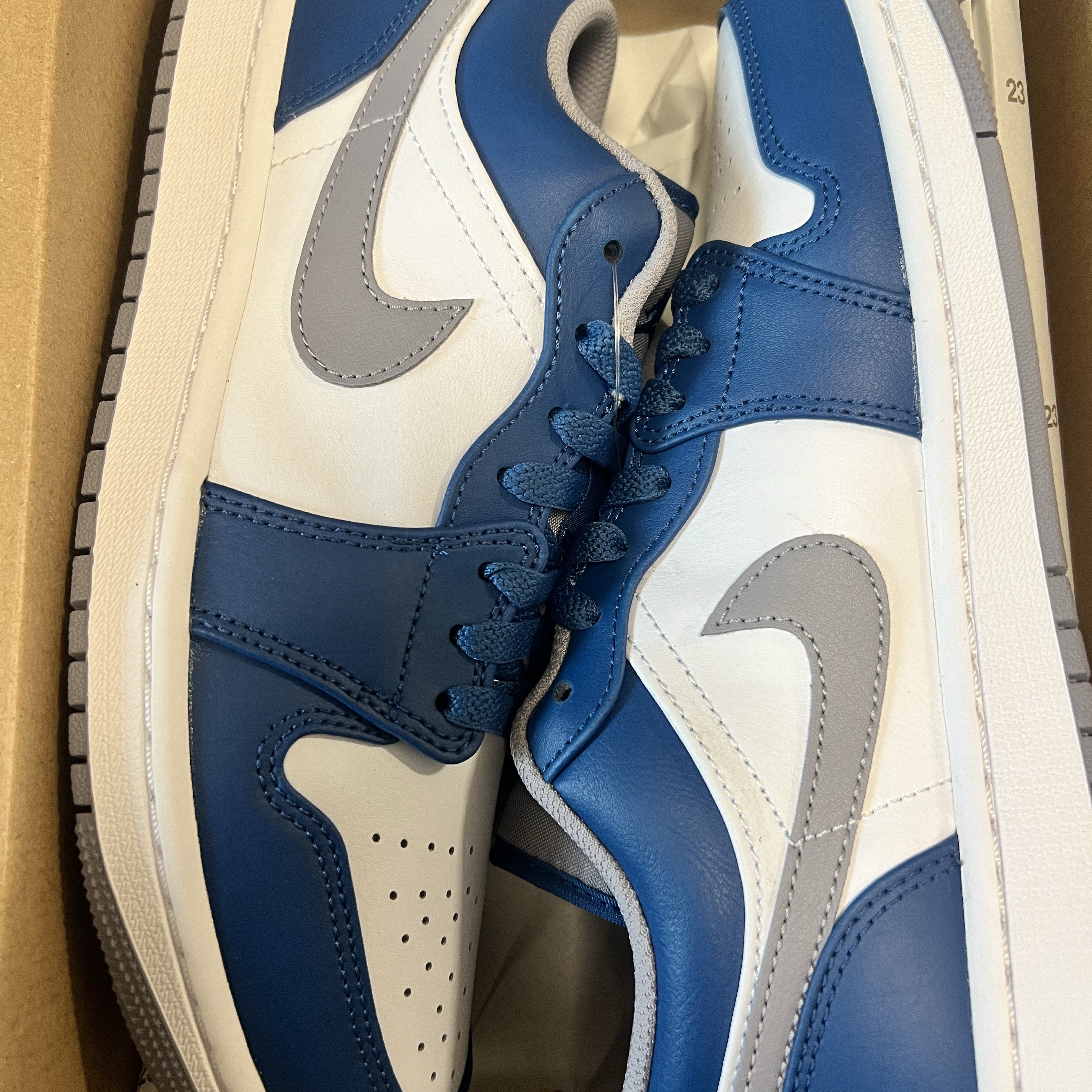 Jordan 1 Low True Blue Cement Grey 착용 스타일 - 3
