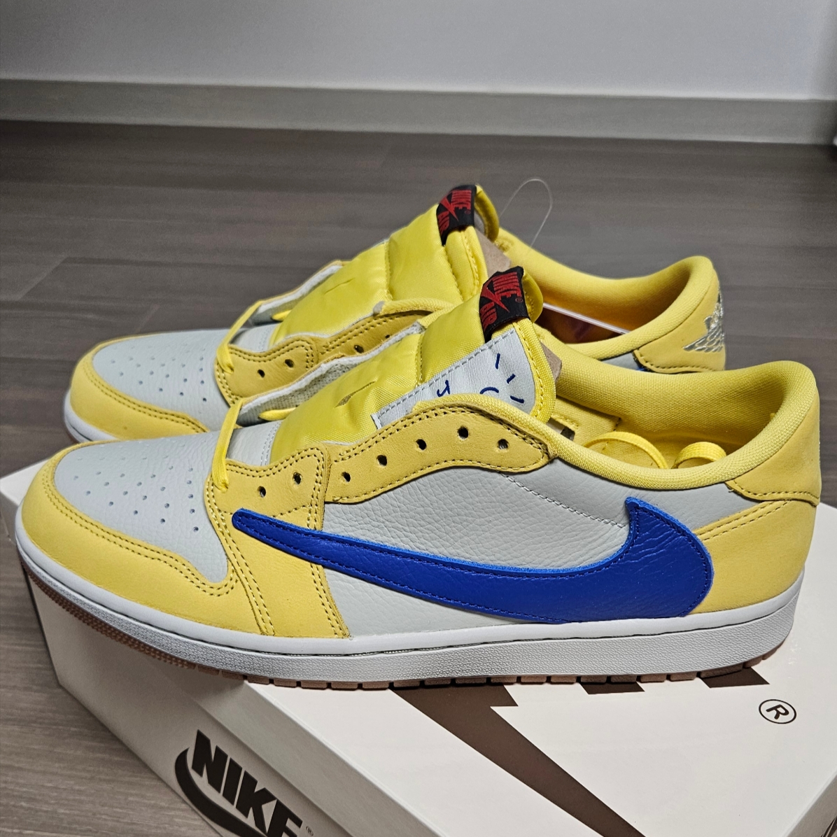 (W) Jordan 1 x Travis Scott Retro Low OG SP Canary 착용 스타일 - 1