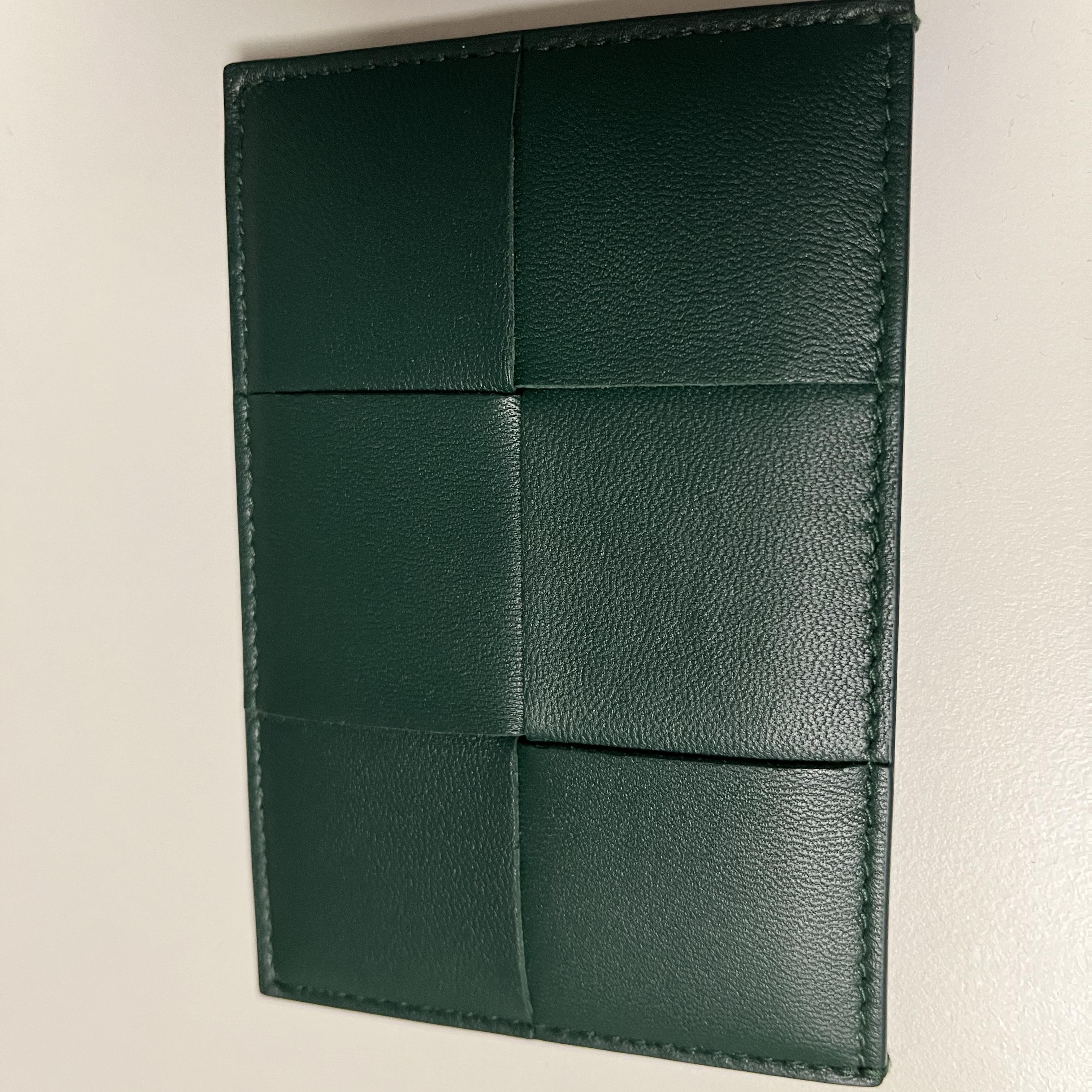Bottega Veneta Credit Card Case Lambskin Calfskin Emerald Green 착용 스타일