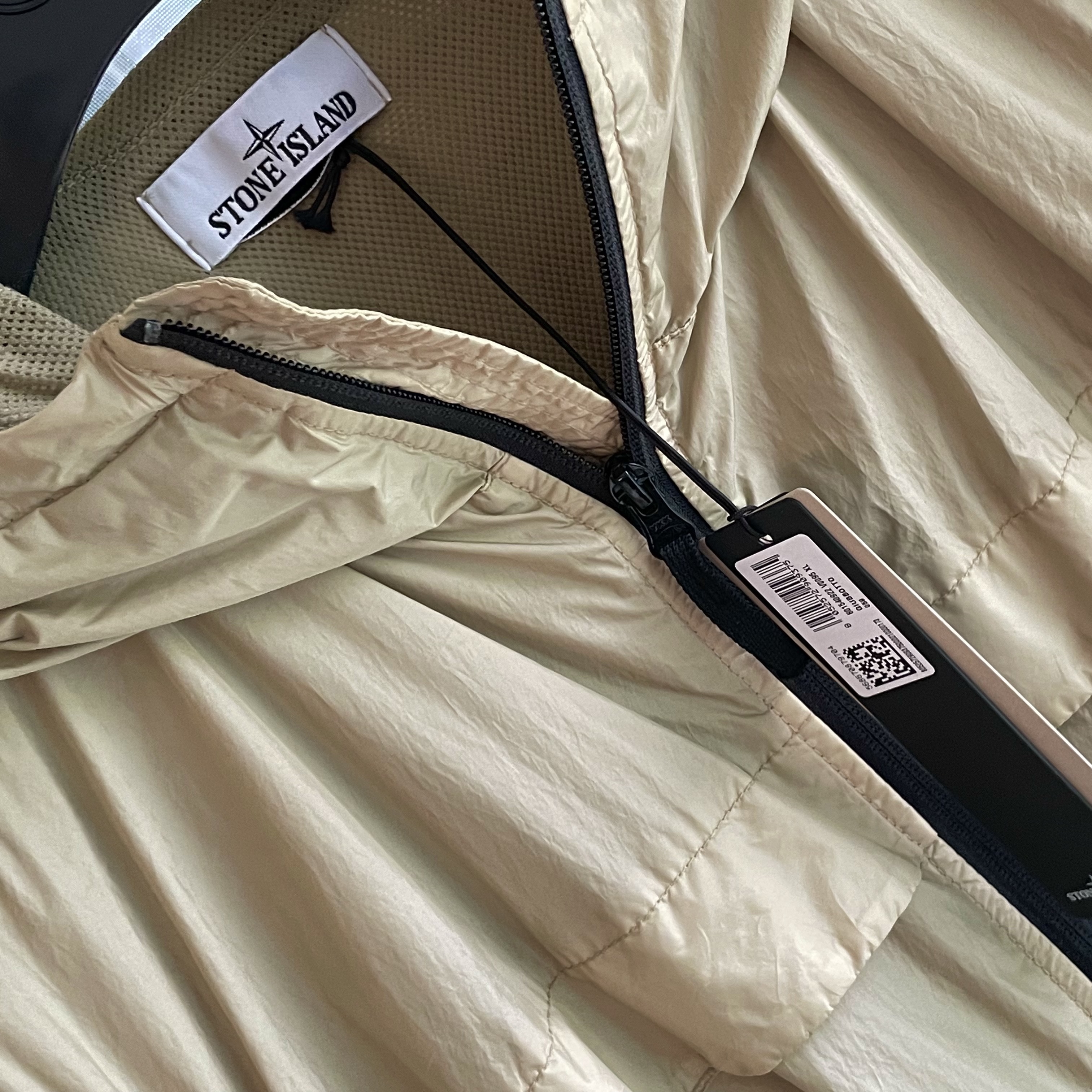 Stone Island 40922 Garment Dyed Crinkle Reps R-Nylon Sand - 24SS, Stone Island 40922 Garment Dyed Crinkle Reps R-Nylon Black - 24SS 착용 스타일 - 3