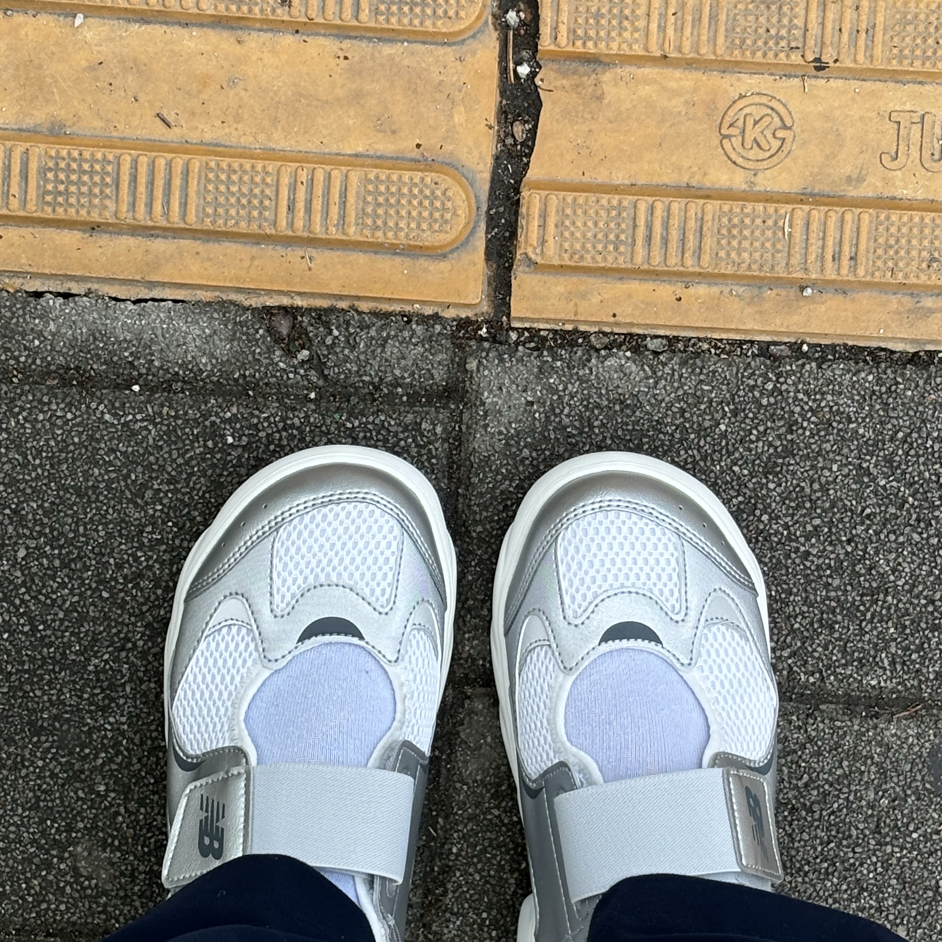 (Kids) New Balance Freedle 920 Sandal Silver 착용 스타일