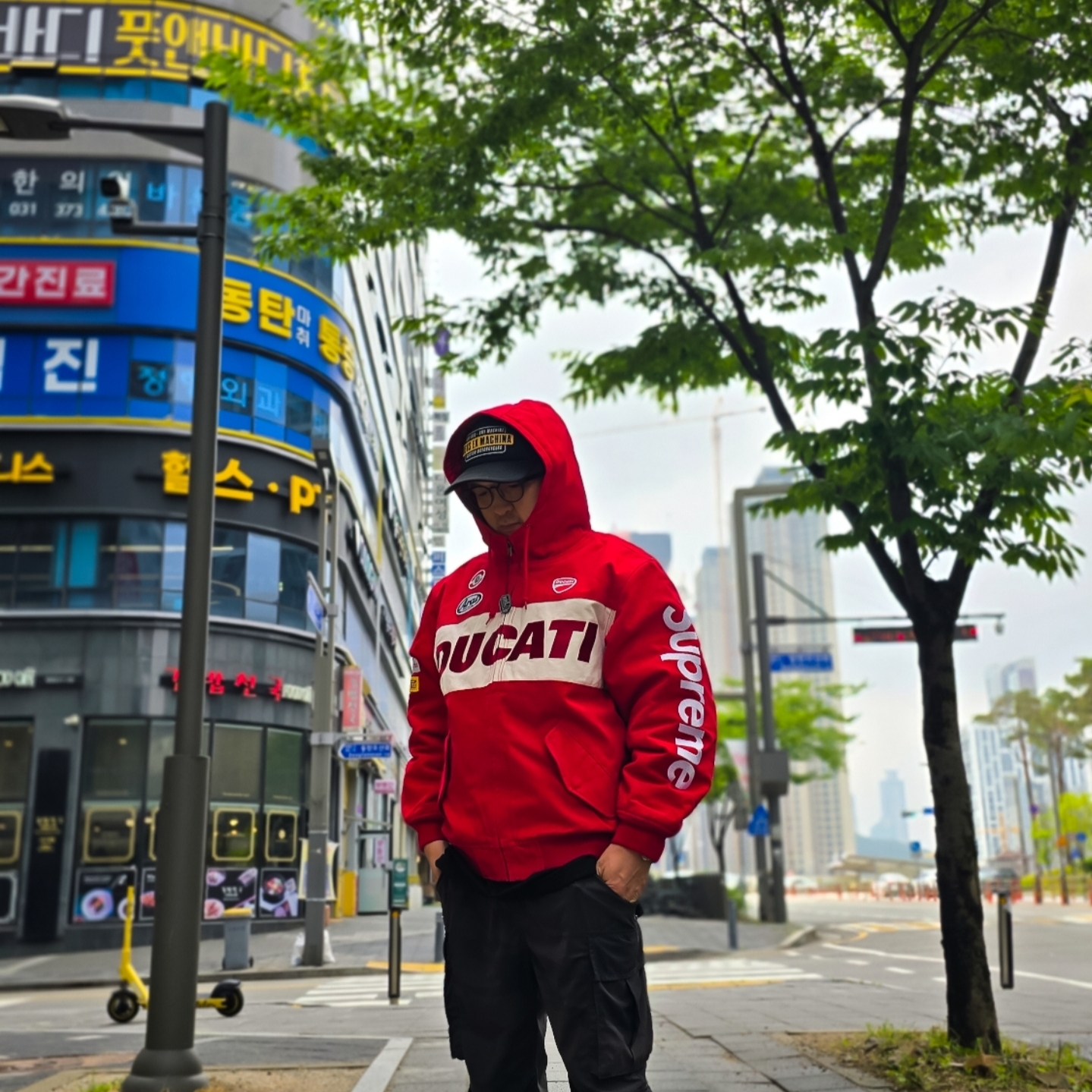 Supreme x Ducati Hooded Racing Jacket Red - 24SS, Jordan 4 Retro 11Lab4 Black 착용 스타일 - 1