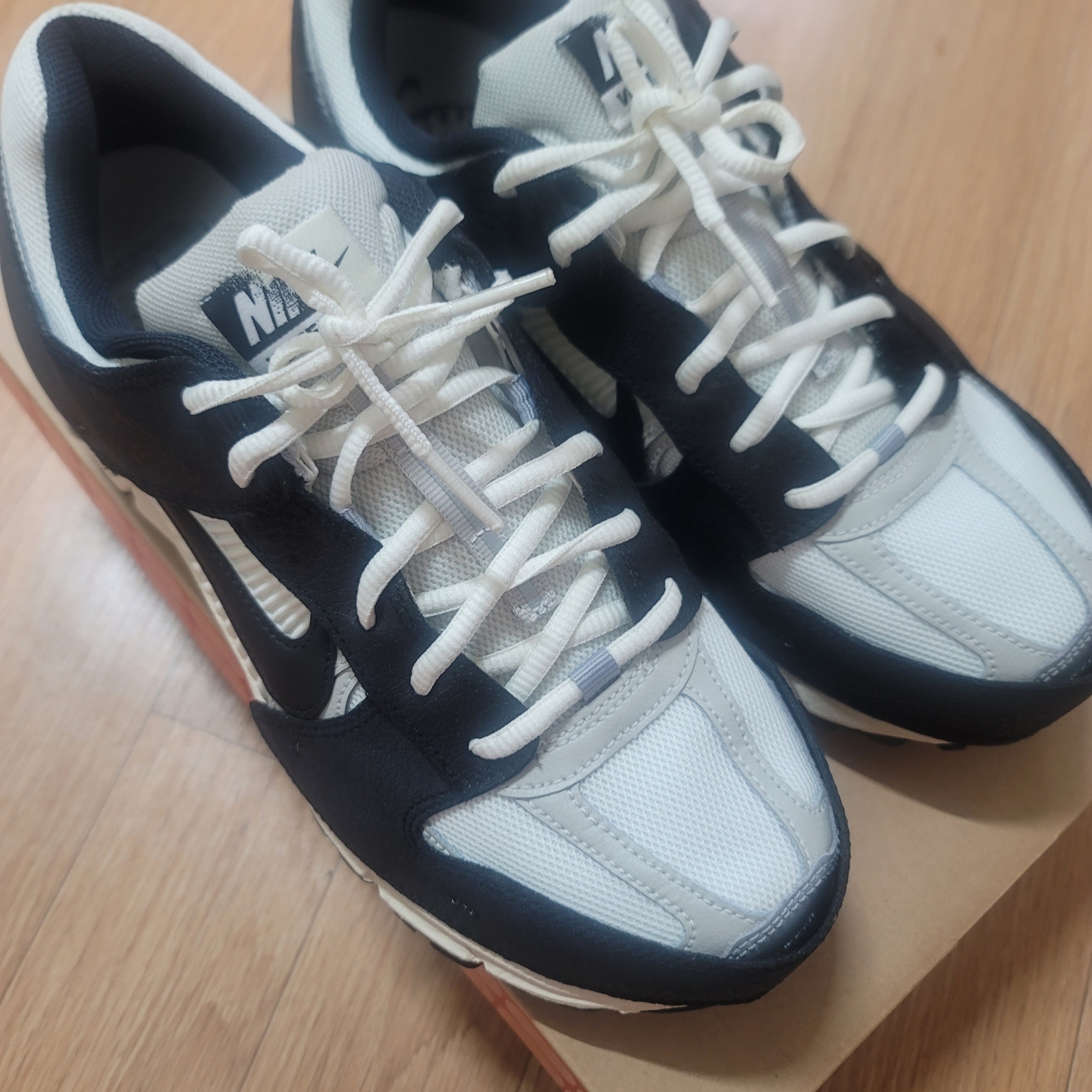 (W) Nike Zoom Vomero 5 Wolf Grey and Black 착용 스타일