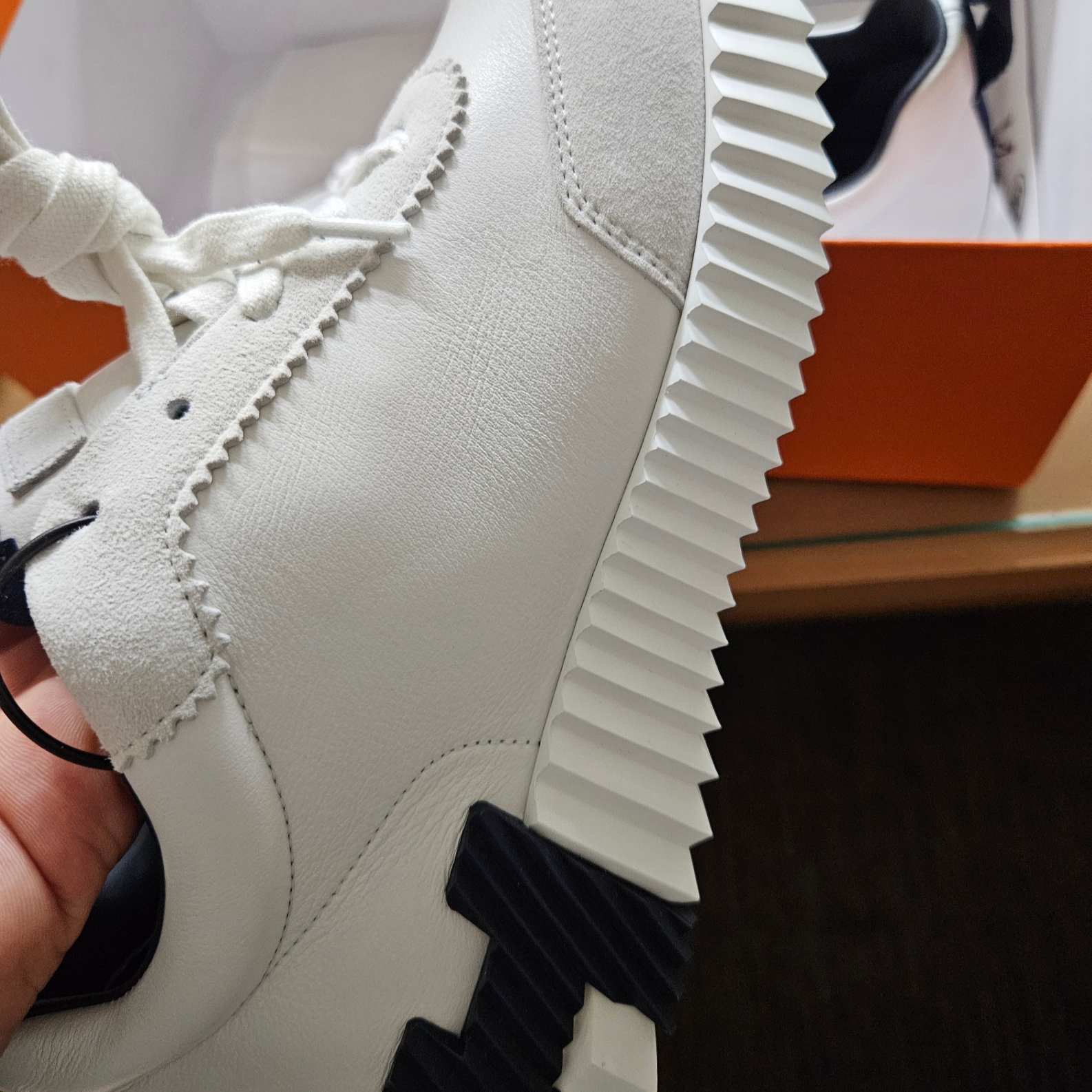 Hermes Bouncing Sneakers Calfskin Suede Goatskin & Blanc 착용 스타일 - 2