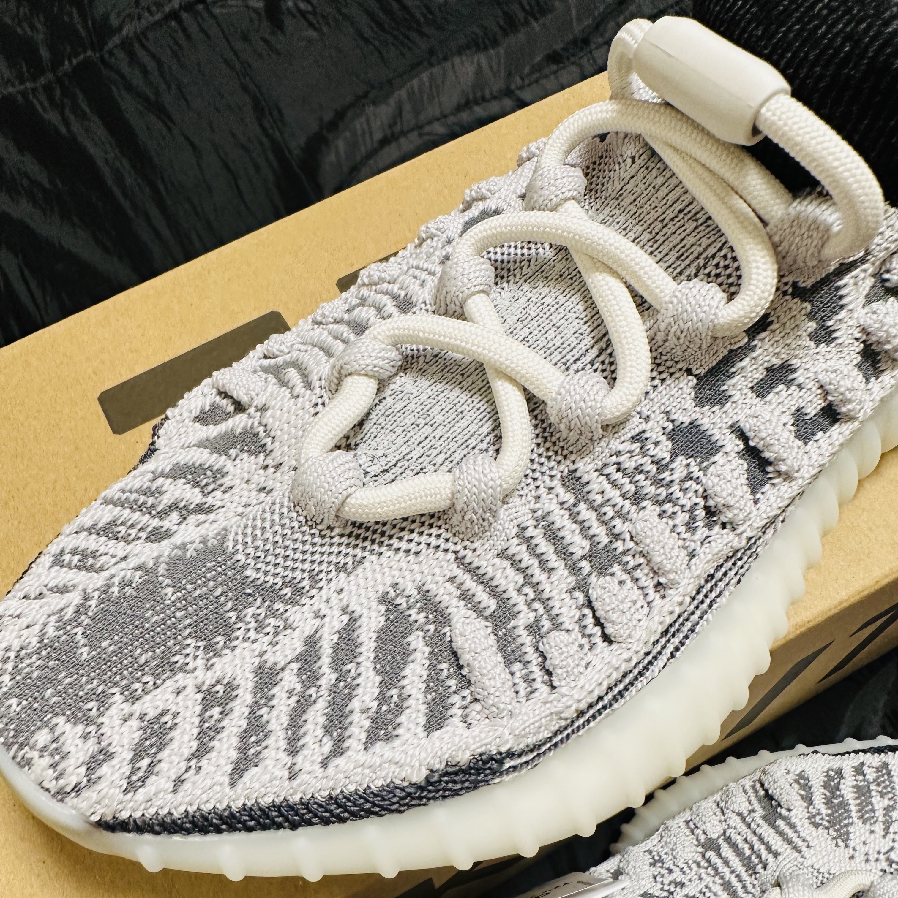 Adidas Yeezy 350 V2 CMPCT Slate White 착용 스타일 - 3