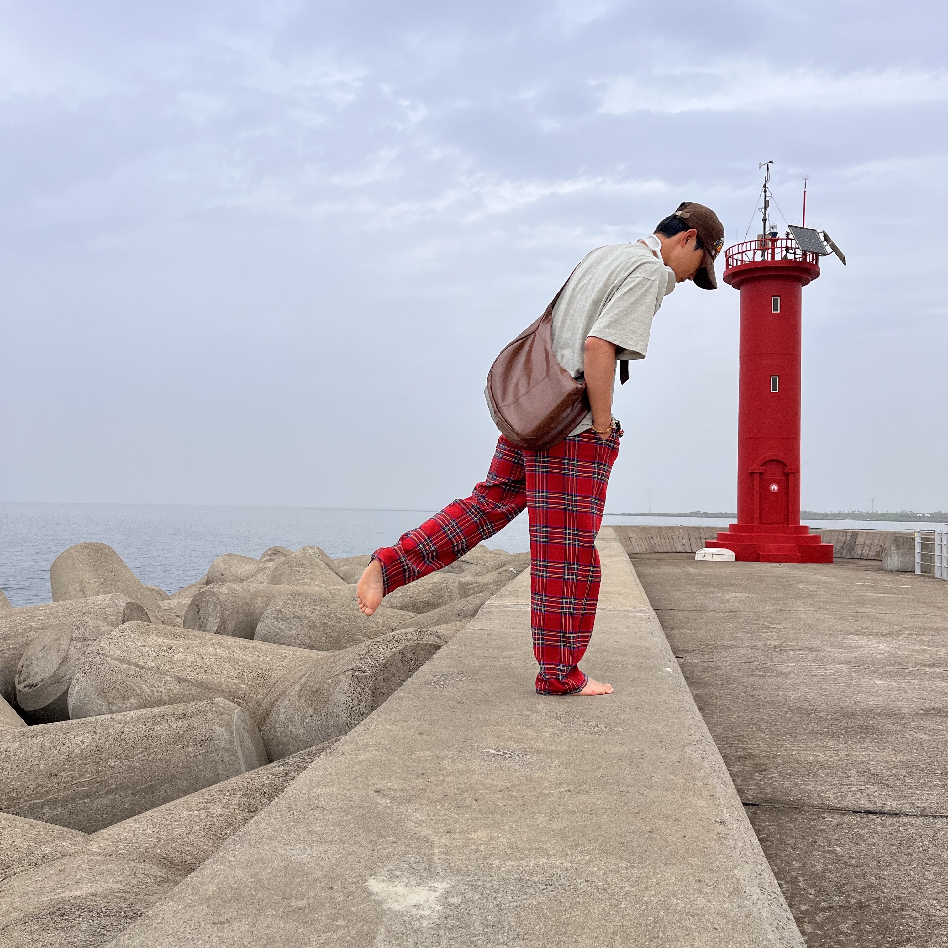 Apple AirPods Max Lightning Silver (Korean Ver.), The Museum Visitor x Jon Burgerman Hand Painted Pizza & Poch Corduroy Ball Cap Brown 착용 스타일 - 2