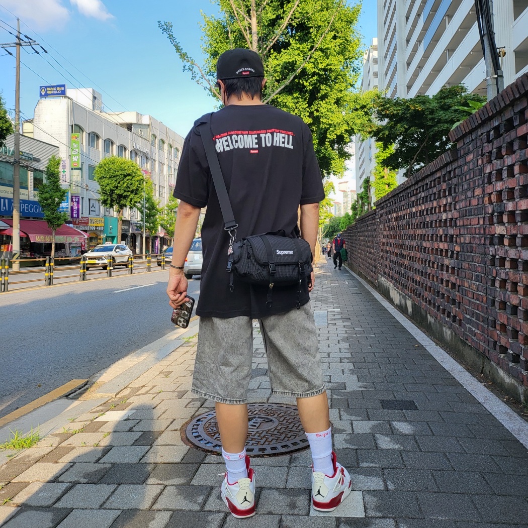 Jordan 4 Retro Alternate 89, Supreme Mini Duffle Bag Black - 24SS 착용 스타일 - 1