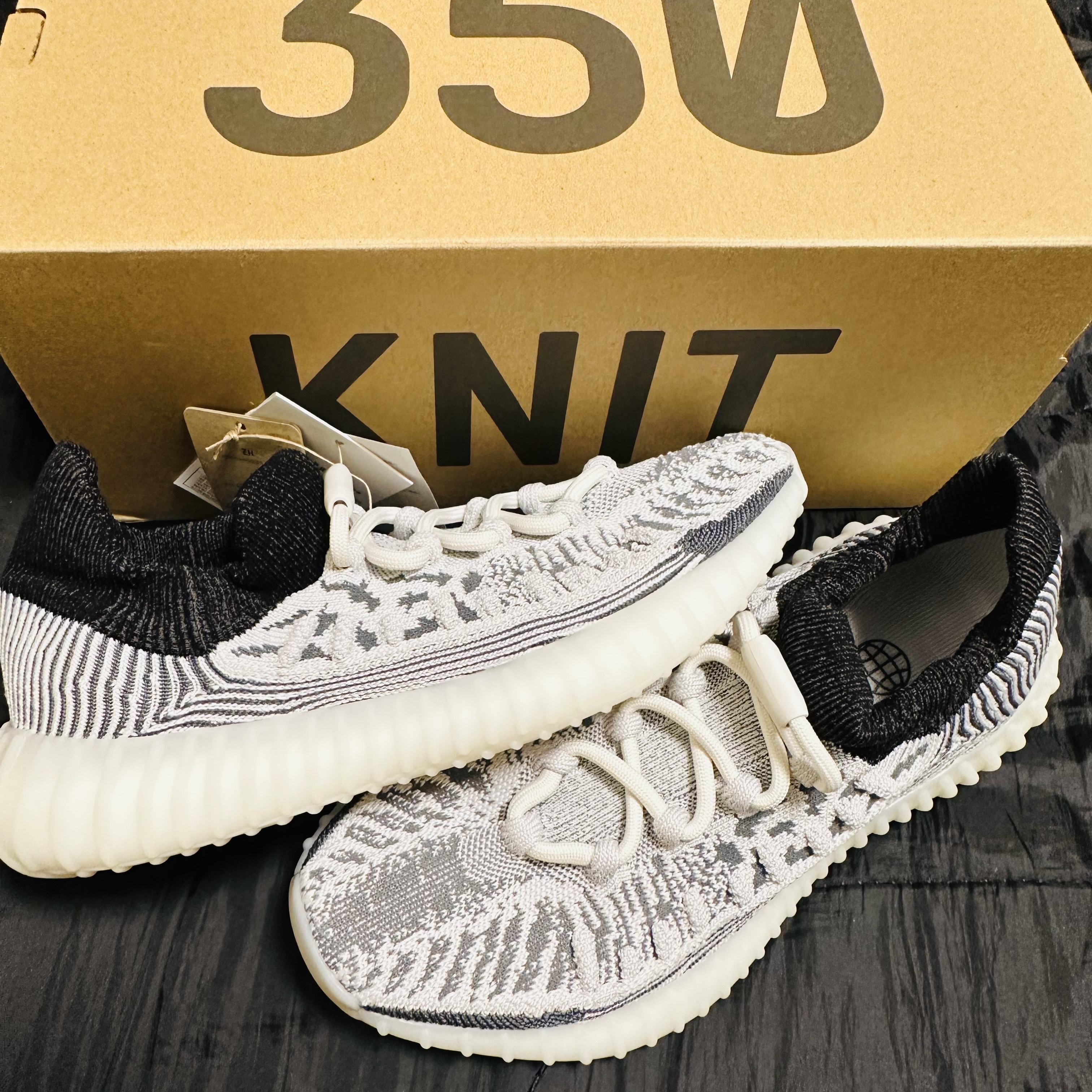 Adidas Yeezy 350 V2 CMPCT Slate White 착용 스타일 - 2