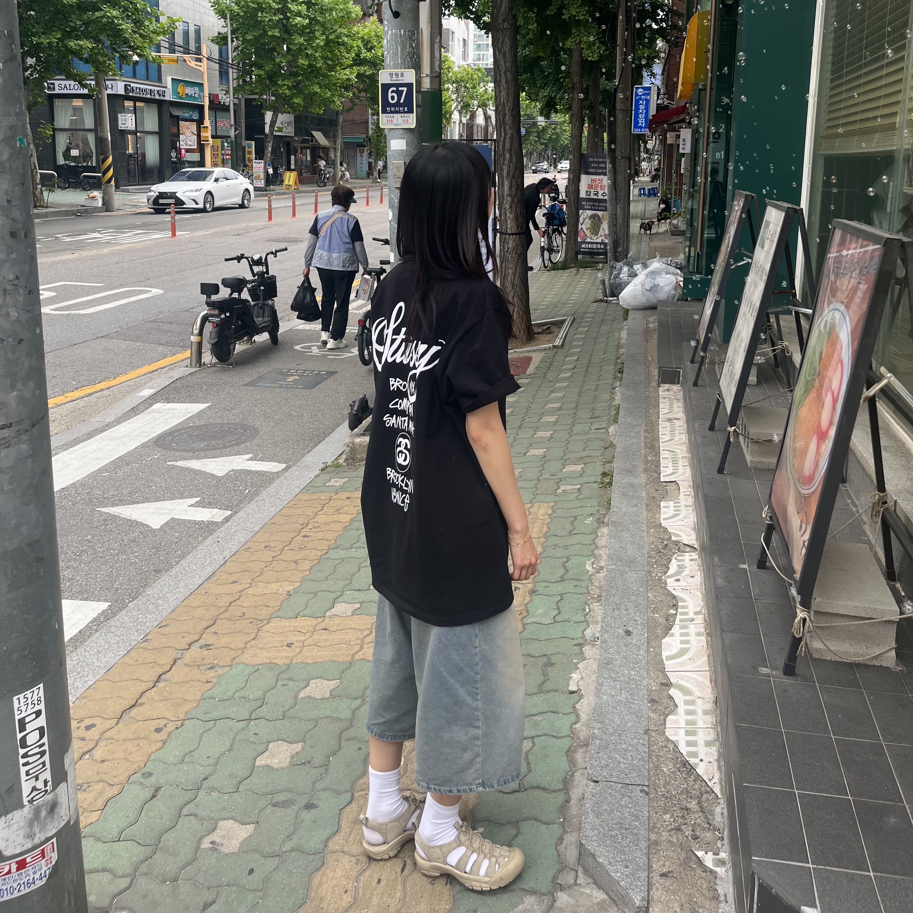Stussy World Tour T-Shirt Black 2023, (W) Keen Newport H2 Monochrome Safari 착용 스타일