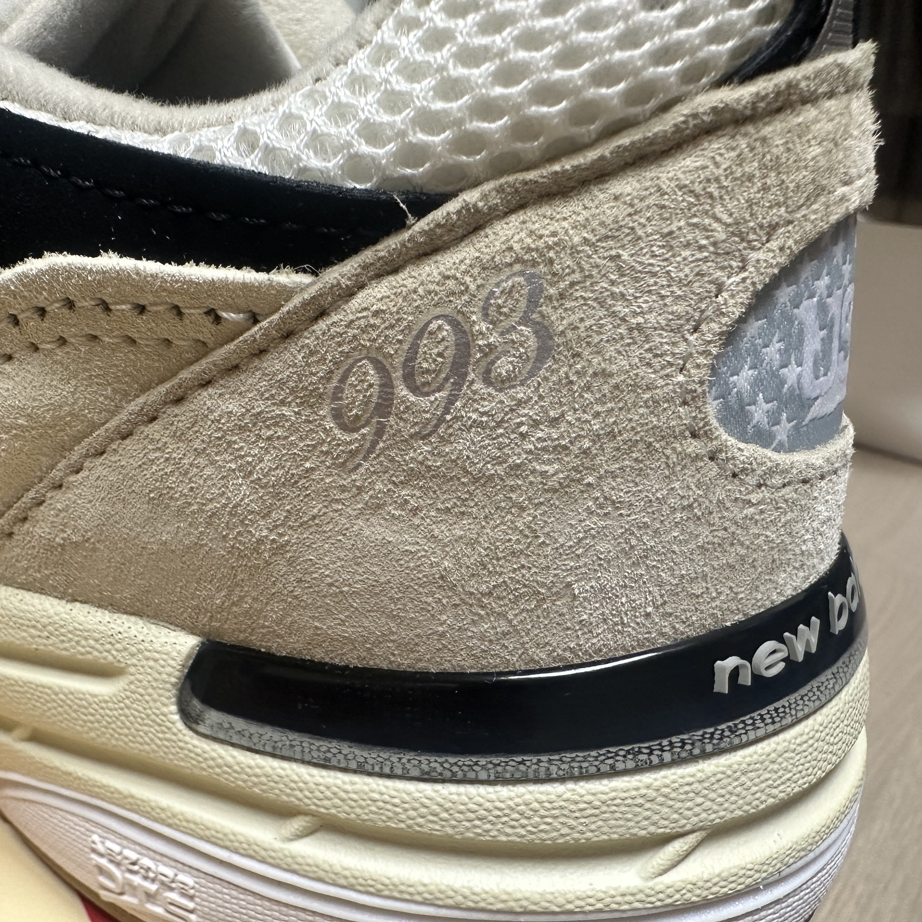 New Balance 993 Made in USA Sea Salt Black 착용 스타일 - 2