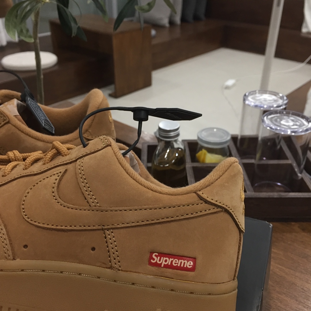 Nike x Supreme Air Force 1 Low Flax 착용 스타일