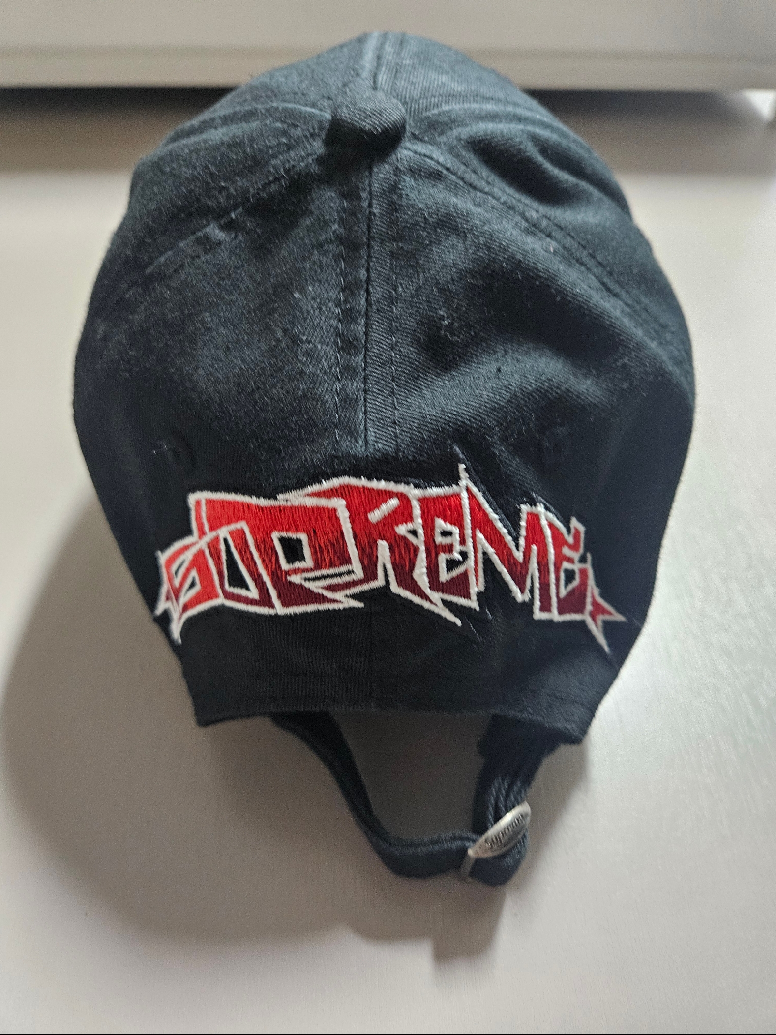 Supreme x Ducati 6-Panel Black - 24SS, Supreme x Ducati Logos T-Shirt Red - 24SS 착용 스타일 - 5
