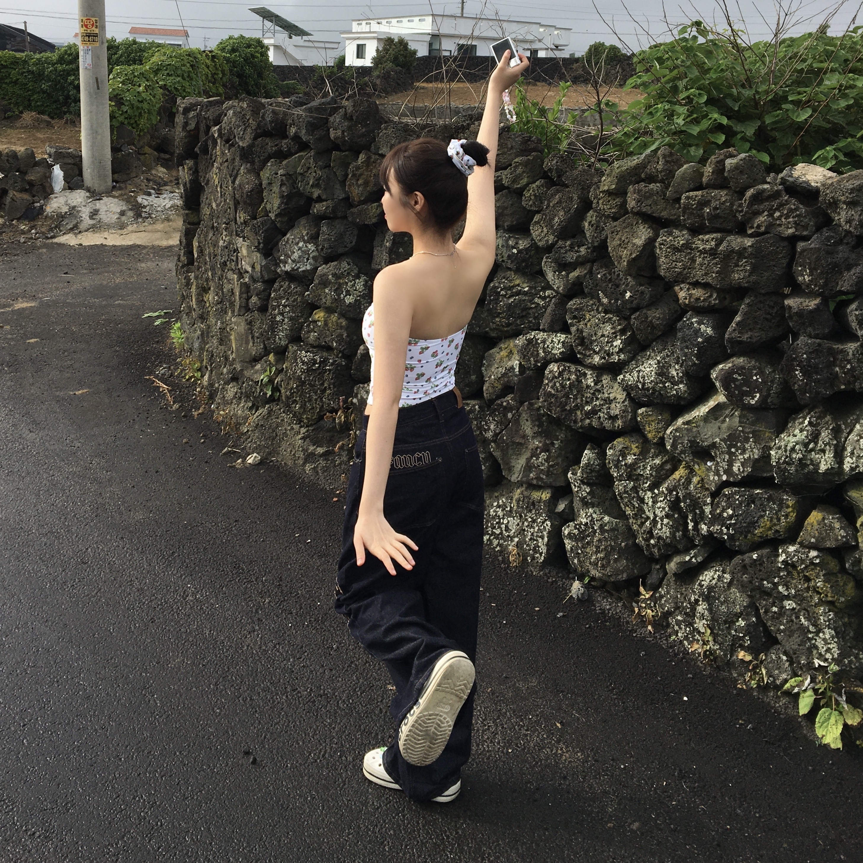 Crocs Bayaband Clog White Navy 착용 스타일 - 2
