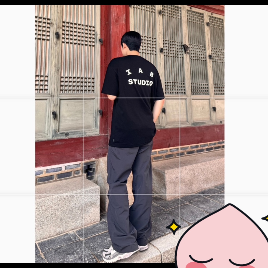 IAB Studio T-Shirt Black White 착용 스타일