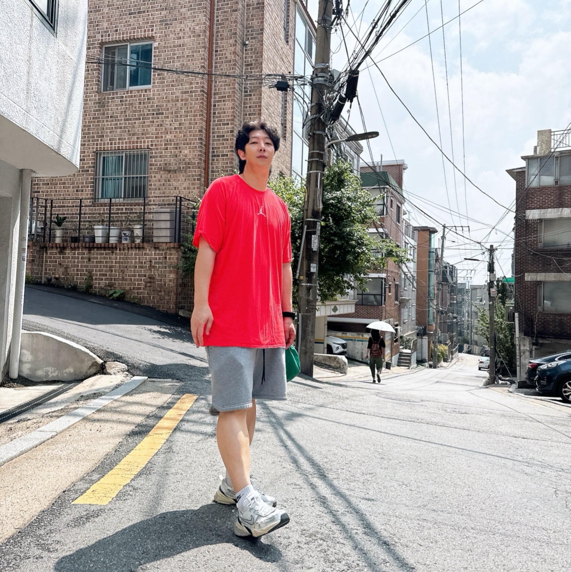 Jordan x Nina Chanel Abney AW84 Adjustable Hat Green, Nike V2K Run Summit White Metallic Silver 착용 스타일 - 1